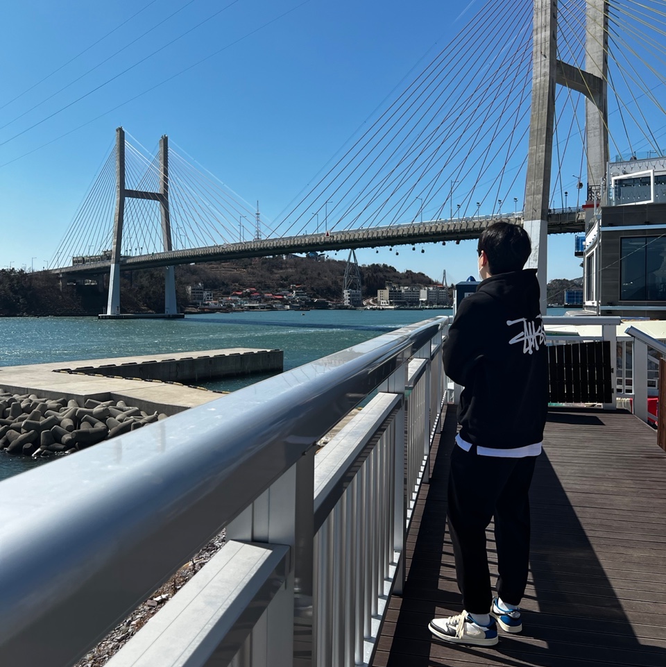 Stussy Basic Stussy Hoodie Black 2022, Jordan 1 x Travis Scott x Fragment Retro Low OG SP Military Blue 착용 스타일 - 1