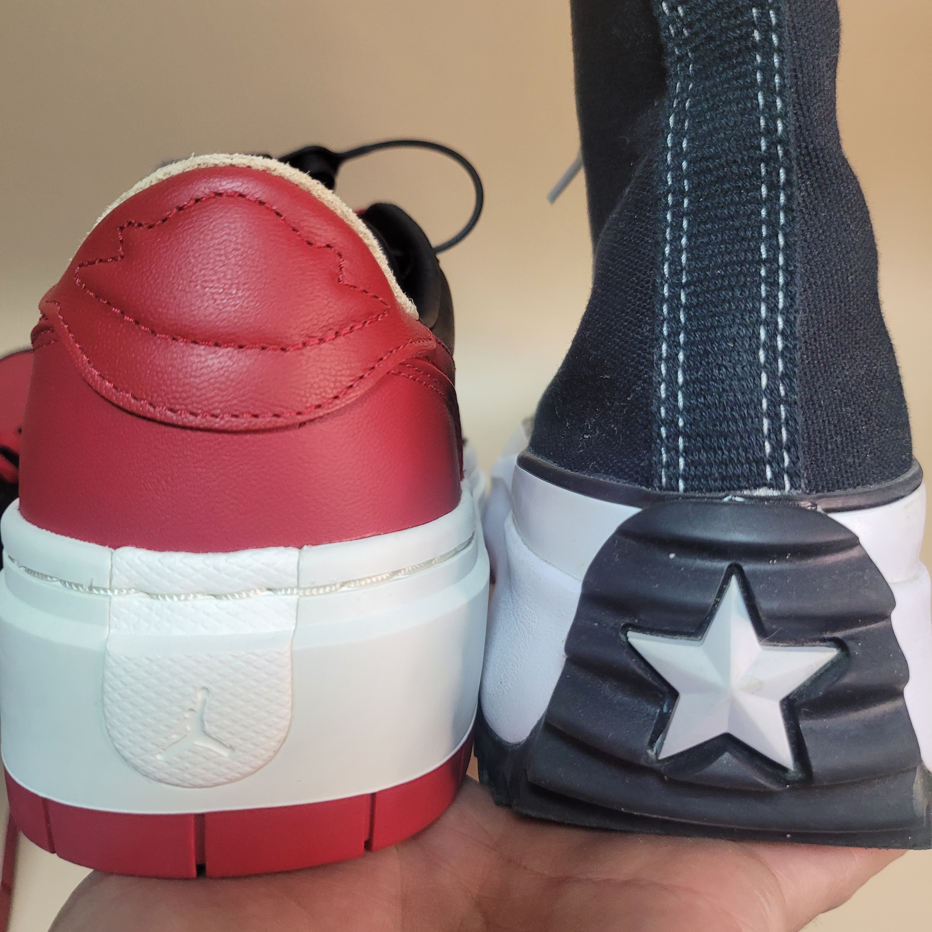 (W) Jordan 1 Elevate Low SE Bred, Converse Run Star Hike Hi Black White Gum 착용 스타일 - 3