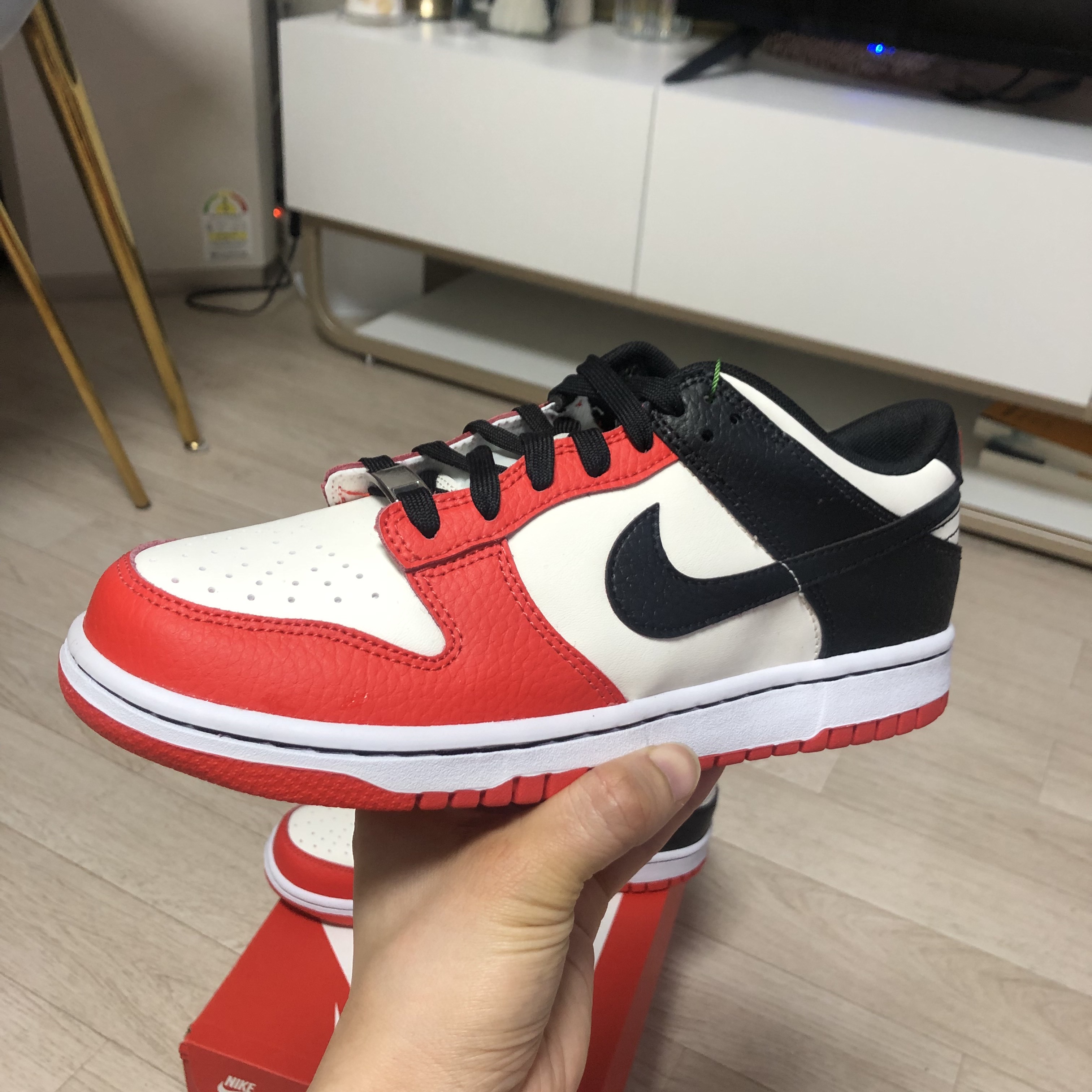 (GS) Nike x NBA Dunk Low Black and Chile Red 착용 스타일