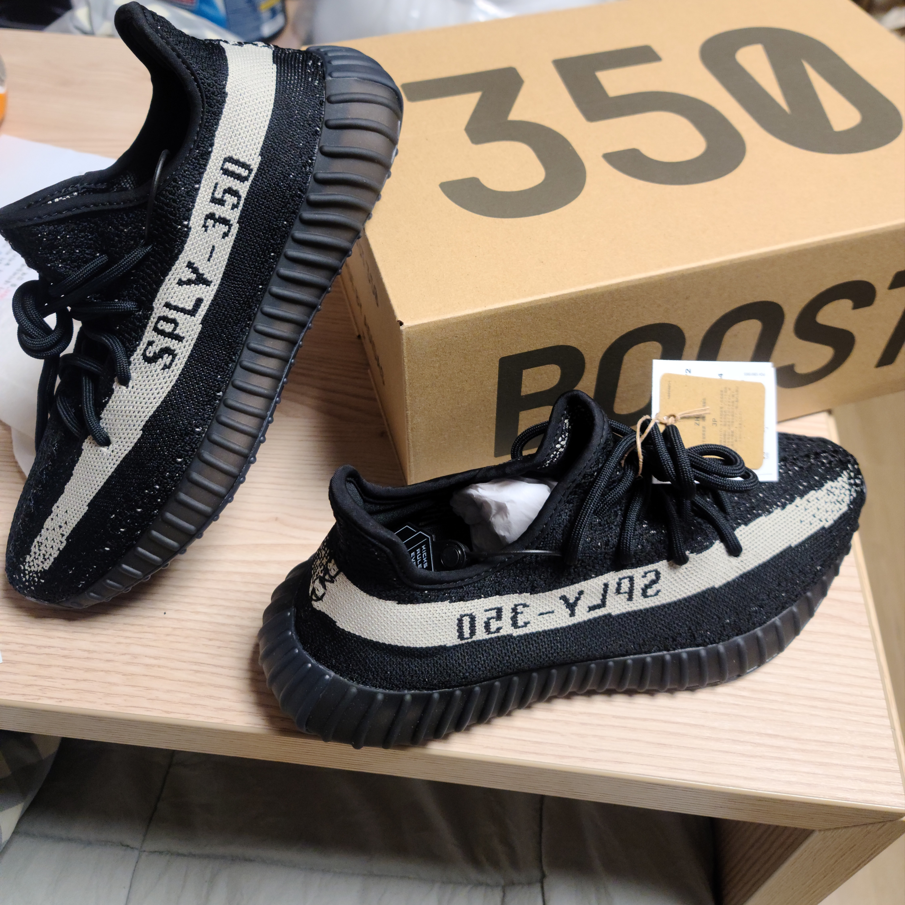 Adidas Yeezy Boost 350 V2 Core Black White 2022 착용 스타일 - 2