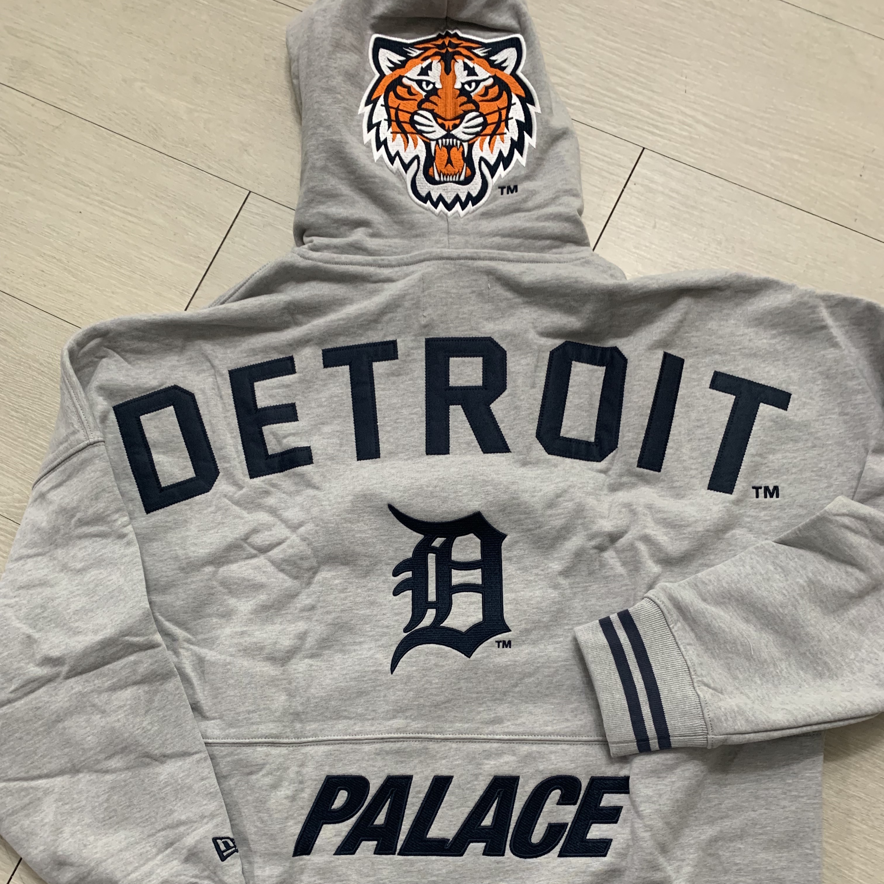 Palace x Detroit Tigers New Era Drop Shoulder Hood Grey Marl- 22SS 착용 스타일 - 2