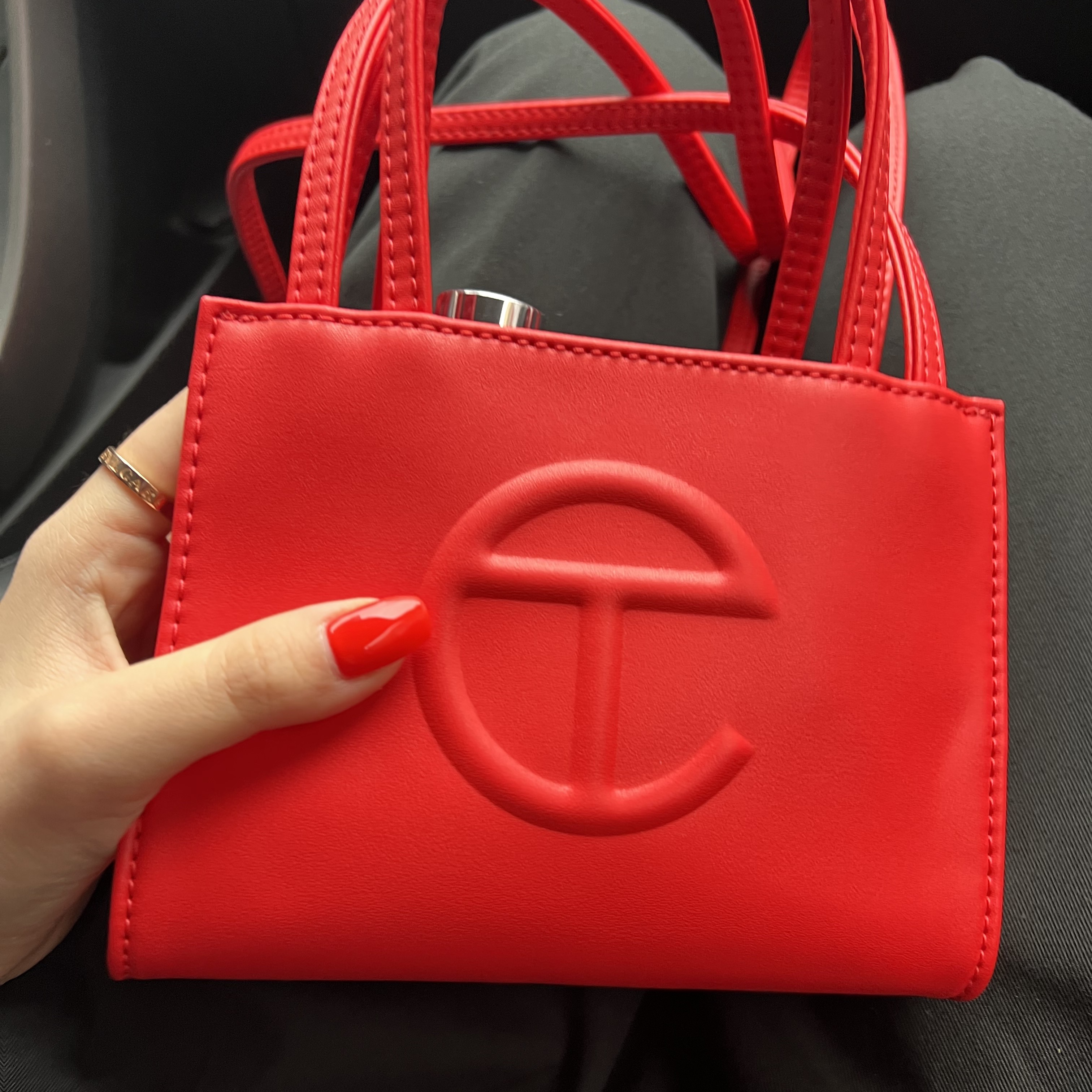 Telfar Small Shopping Bag Red 착용 스타일 - 3
