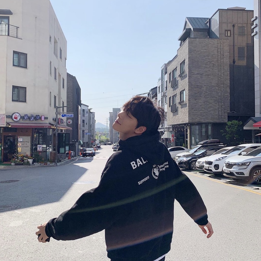 Balenciaga Turn Wide Fit Hoodie Black 착용 스타일