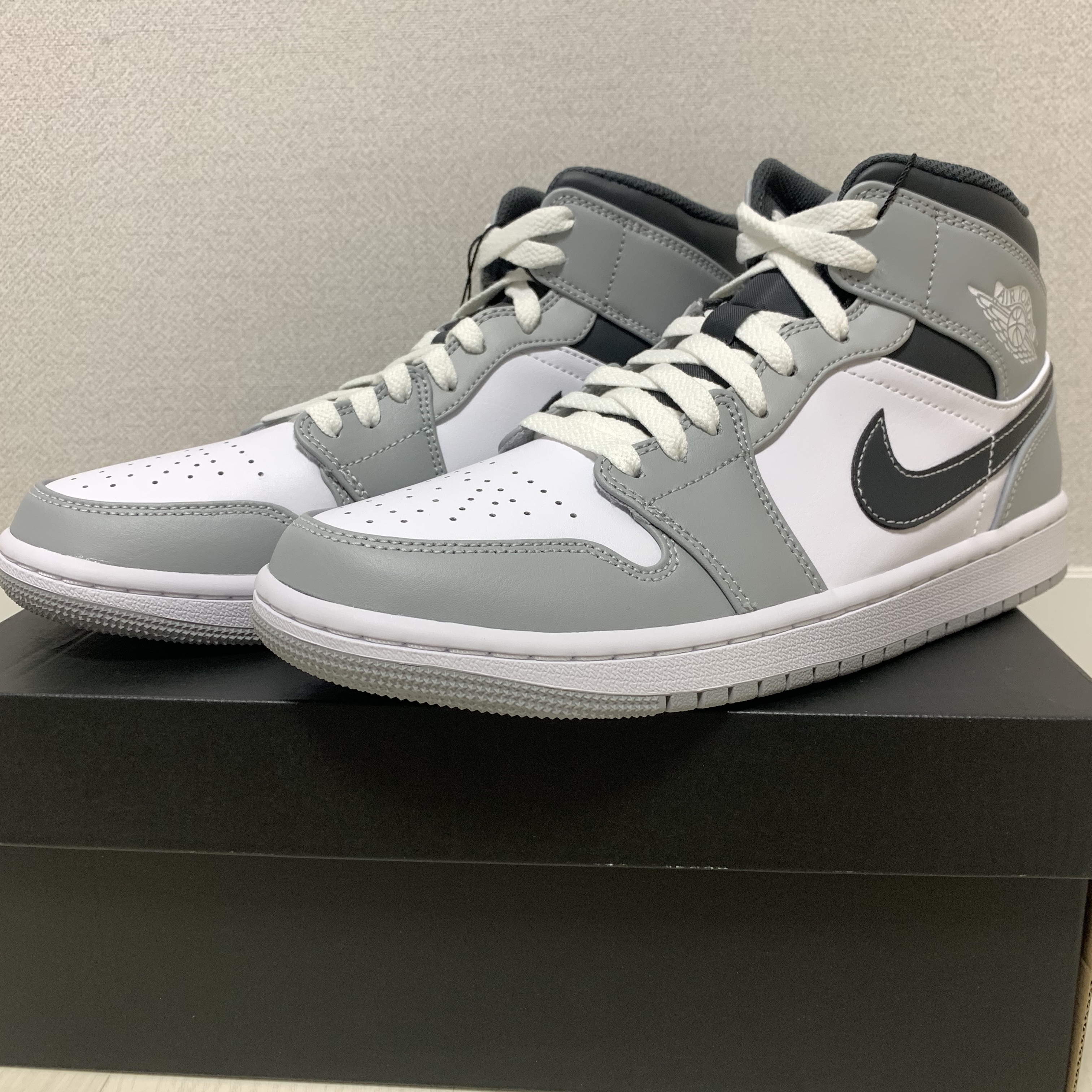 Jordan 1 Mid Light Smoke Grey Anthracite 착용 스타일 - 1
