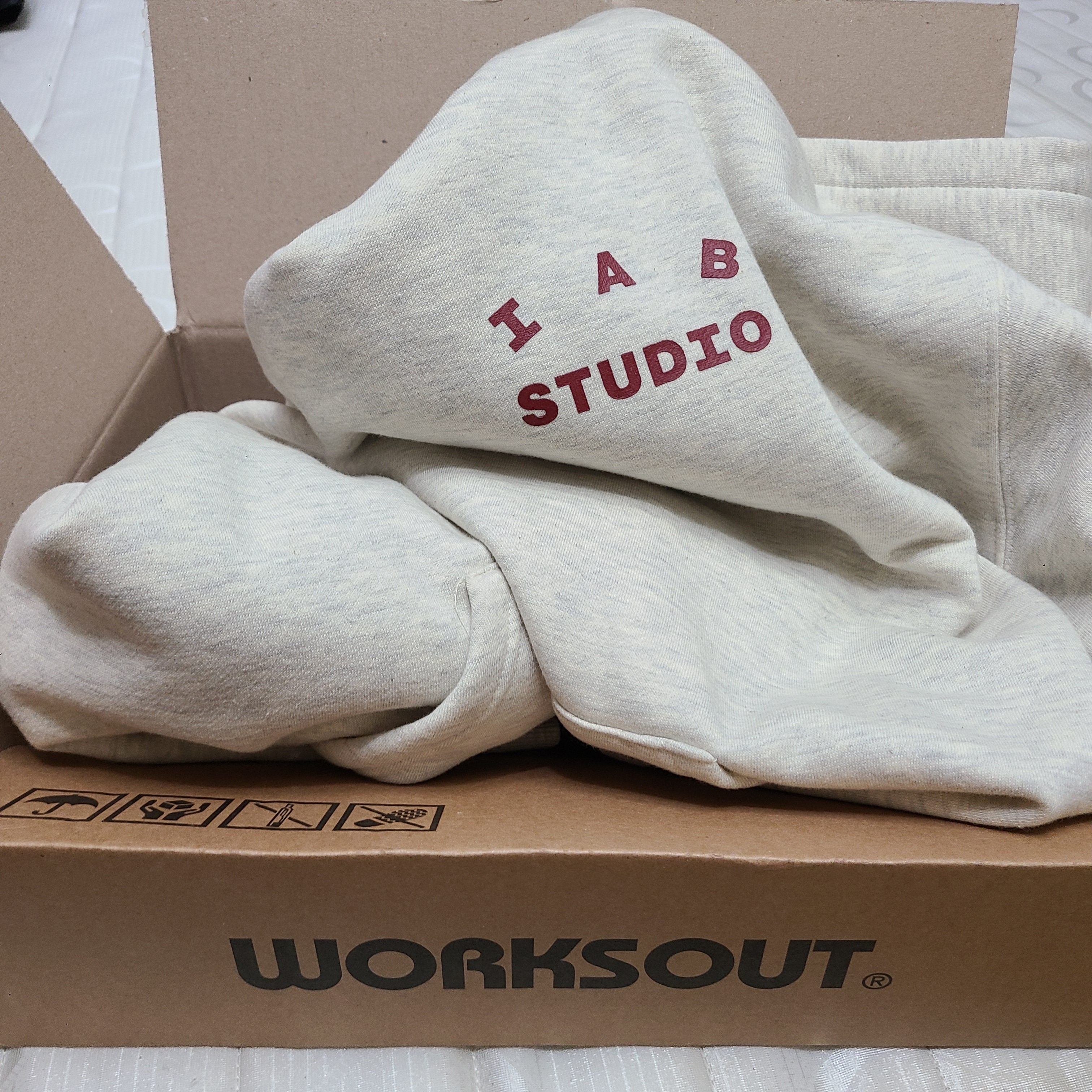 IAB Studio Hoodie Oatmeal Burgundy 착용 스타일