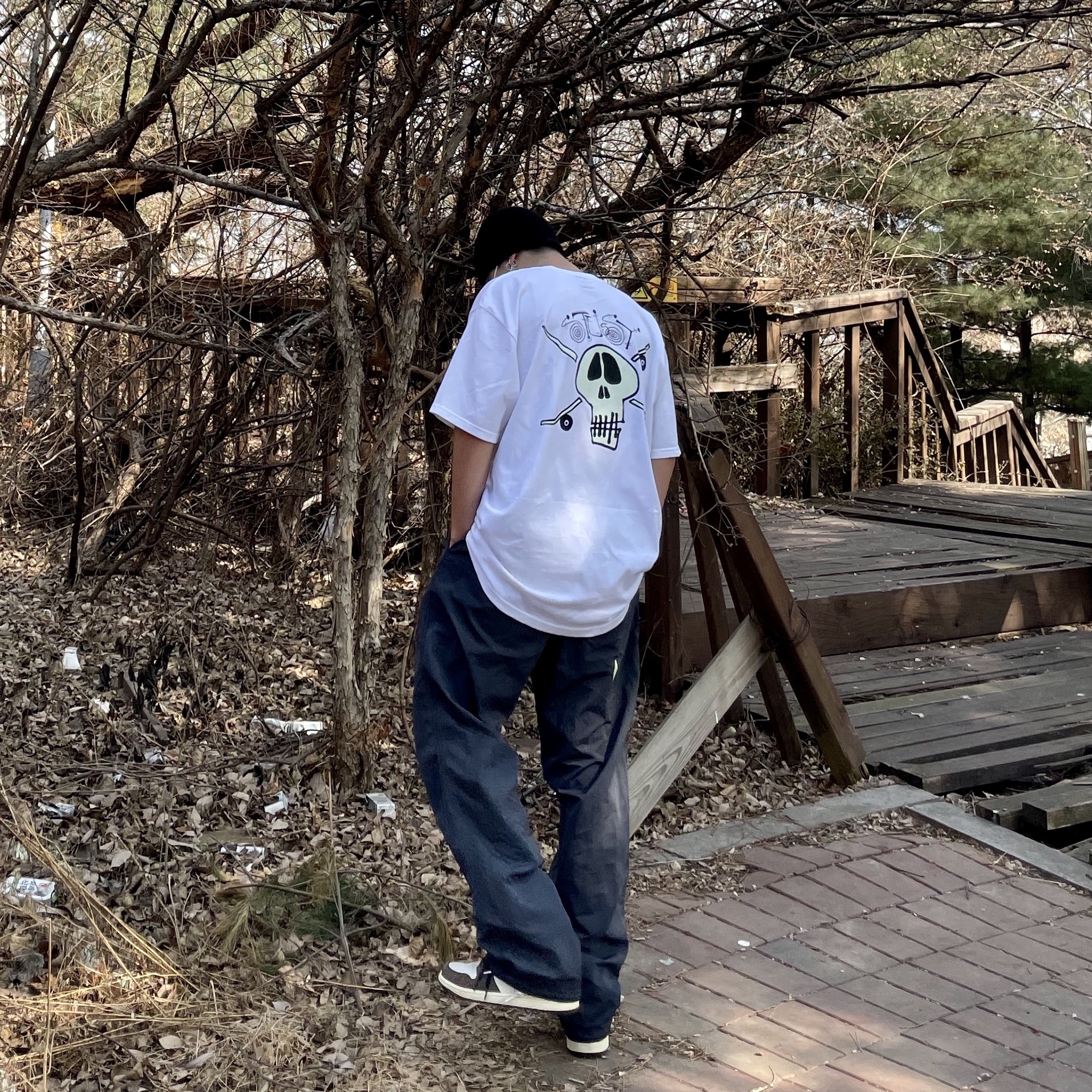 Stussy Surf Skate Skull T-Shirt White, Nike x Stussy Beach Pants Off Noir 착용 스타일 - 2