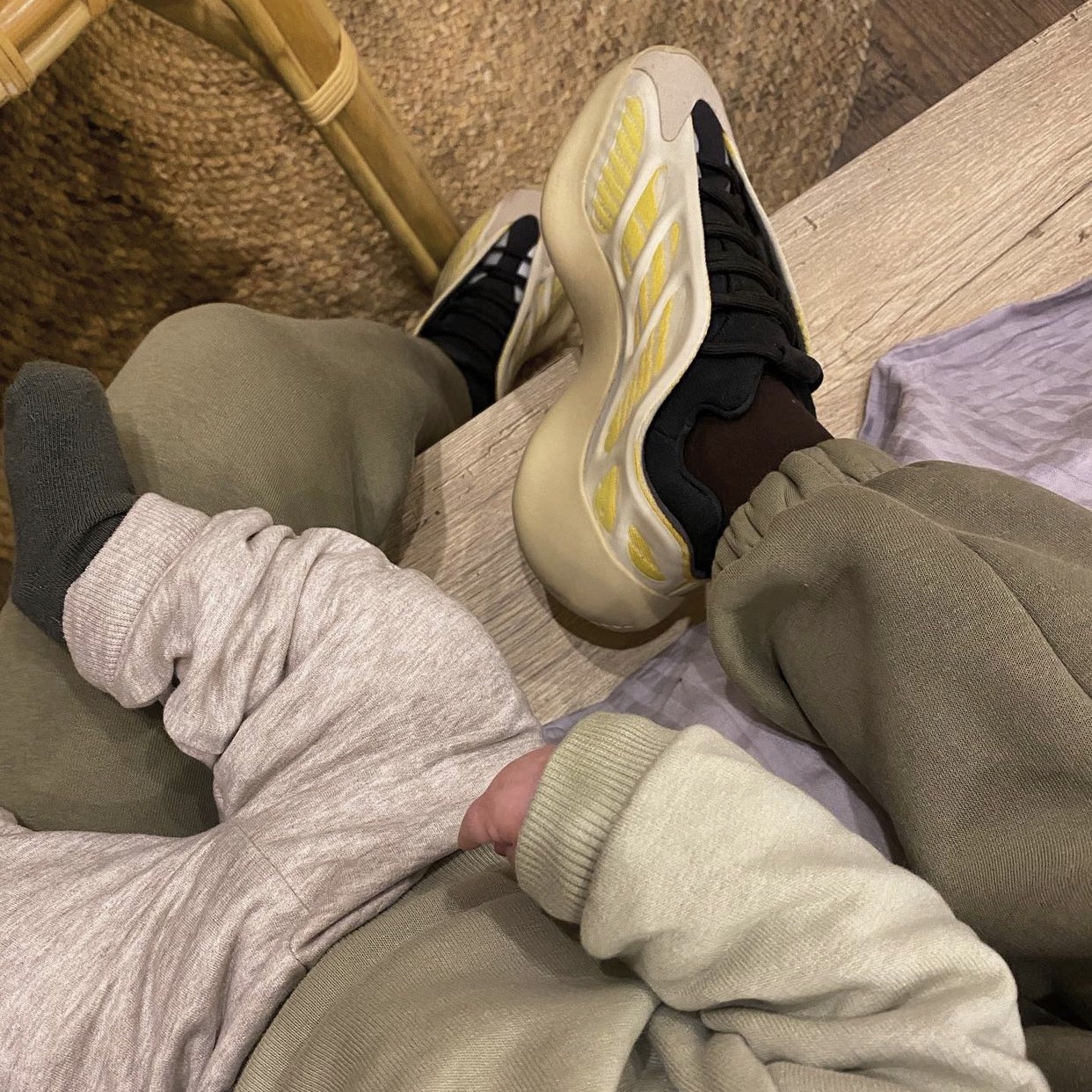 Adidas Yeezy 700 V3 Mono Safflower, Adidas Yeezy 700 V3 Safflower 착용 스타일 - 5