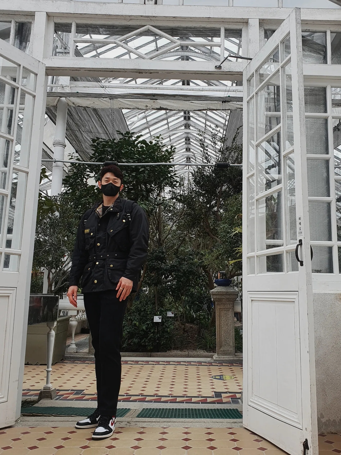 Barbour International Original Wax Jacket Black, Jordan 1 Retro High OG Gym Red 착용 스타일 - 2