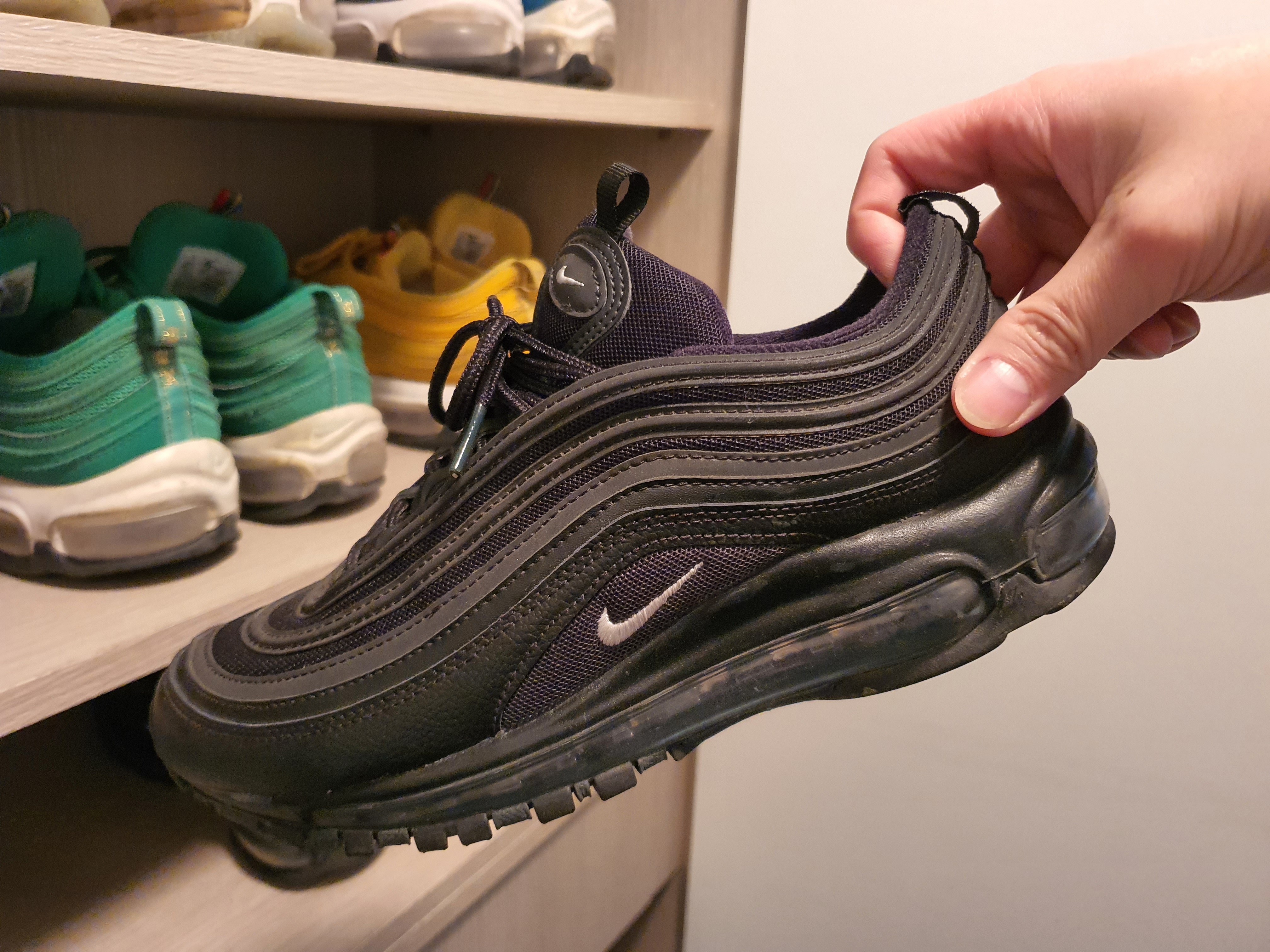 (W) Nike Air Max 97 Black Anthracite, Nike Air Max 97 Triple White Wolf Grey 착용 스타일 - 2
