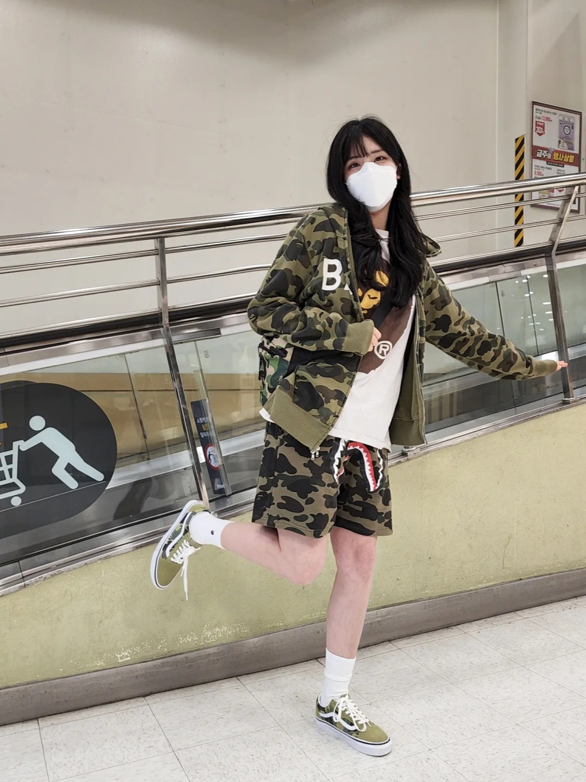 Vans x BAPE Old Skool 36 DX ABC Camo, BAPE Line 1st Camo College T-Shirt White Black 착용 스타일 - 1