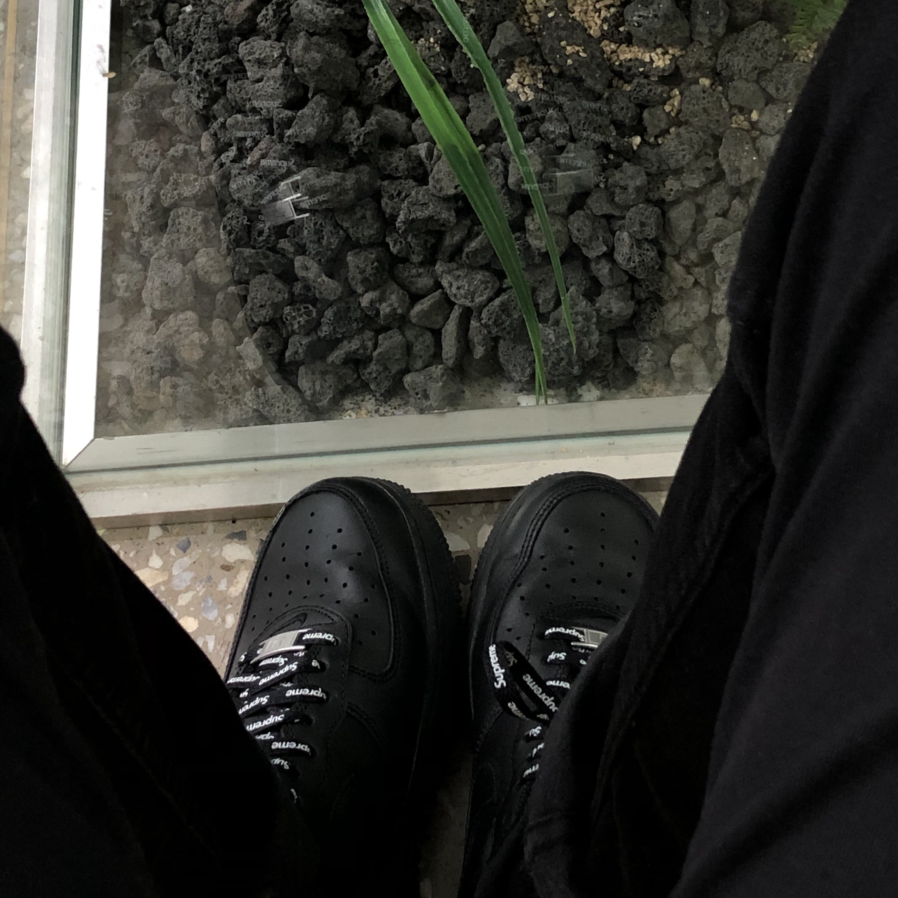 Nike x Supreme Air Force 1 Low Black 착용 스타일
