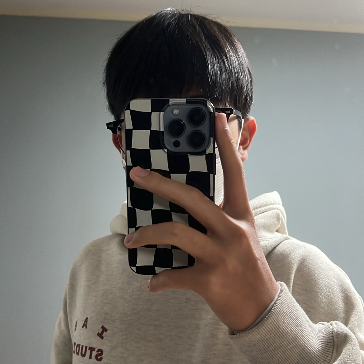 IAB Studio Hoodie Oatmeal Burgundy 착용 스타일 - 3