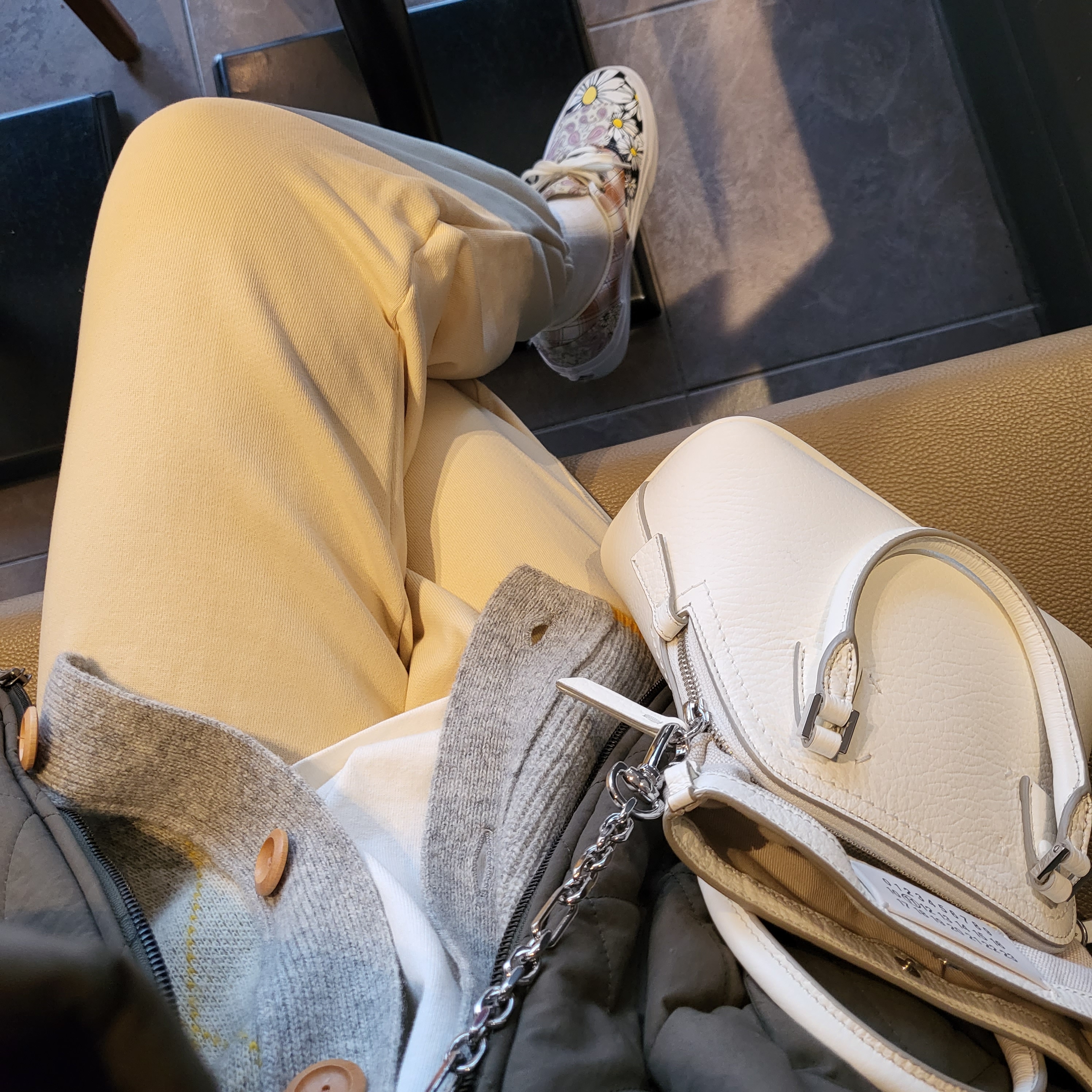 Maison Margiela 5AC Micro Bag Light Grey, Vans Meadow Patchwork Era 착용 스타일