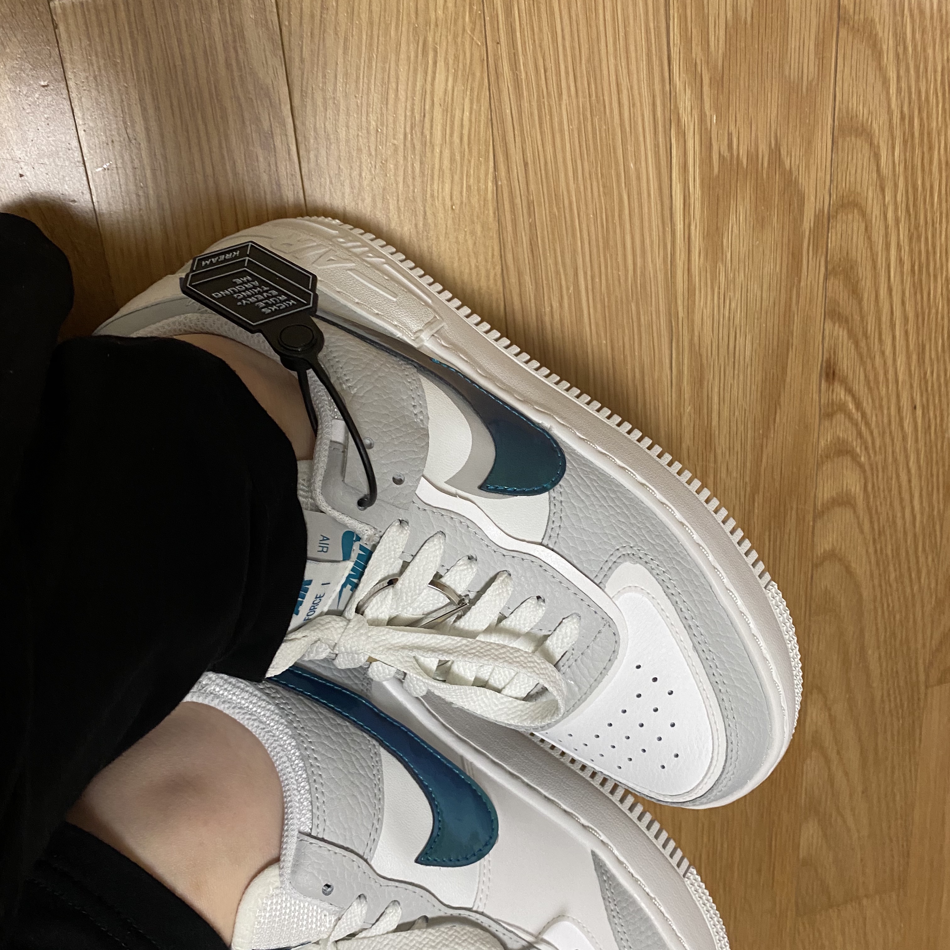 (W) Nike Air Force 1 Shadow Grey Fog Bright Spruce 착용 스타일 - 1