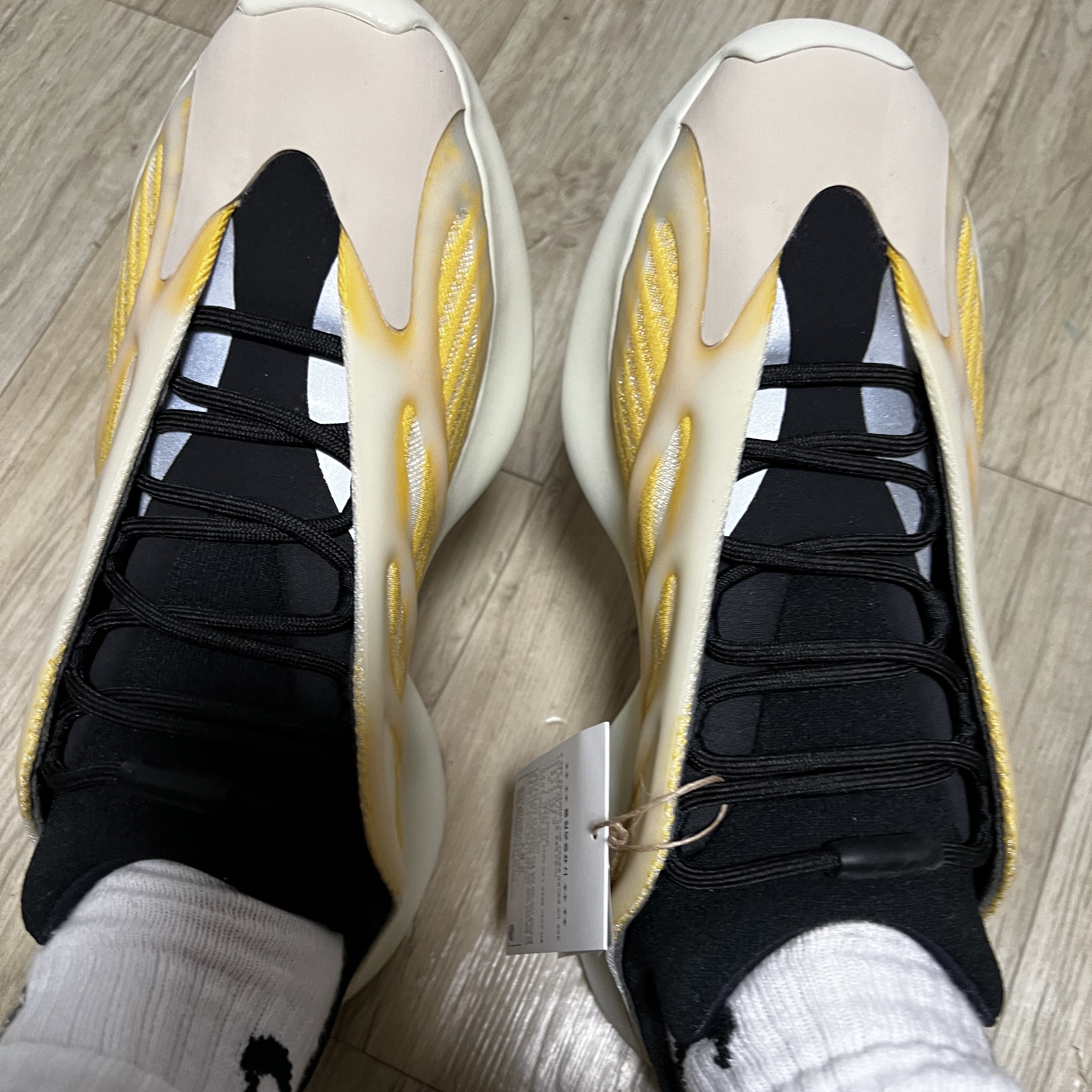 Adidas Yeezy 700 V3 Mono Safflower 착용 스타일 - 4