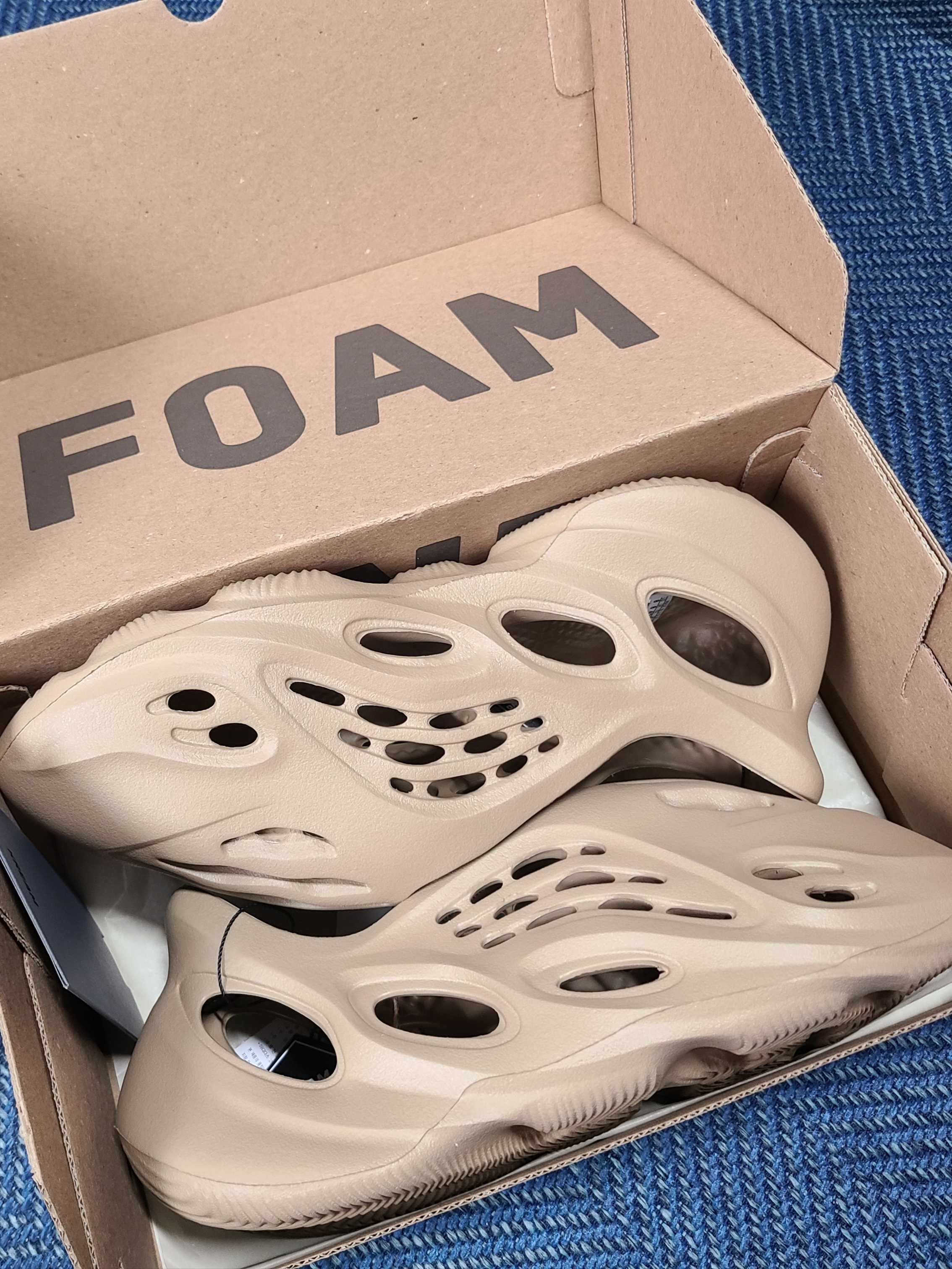 Adidas Yeezy Foam RNNR Mist 착용 스타일 - 1