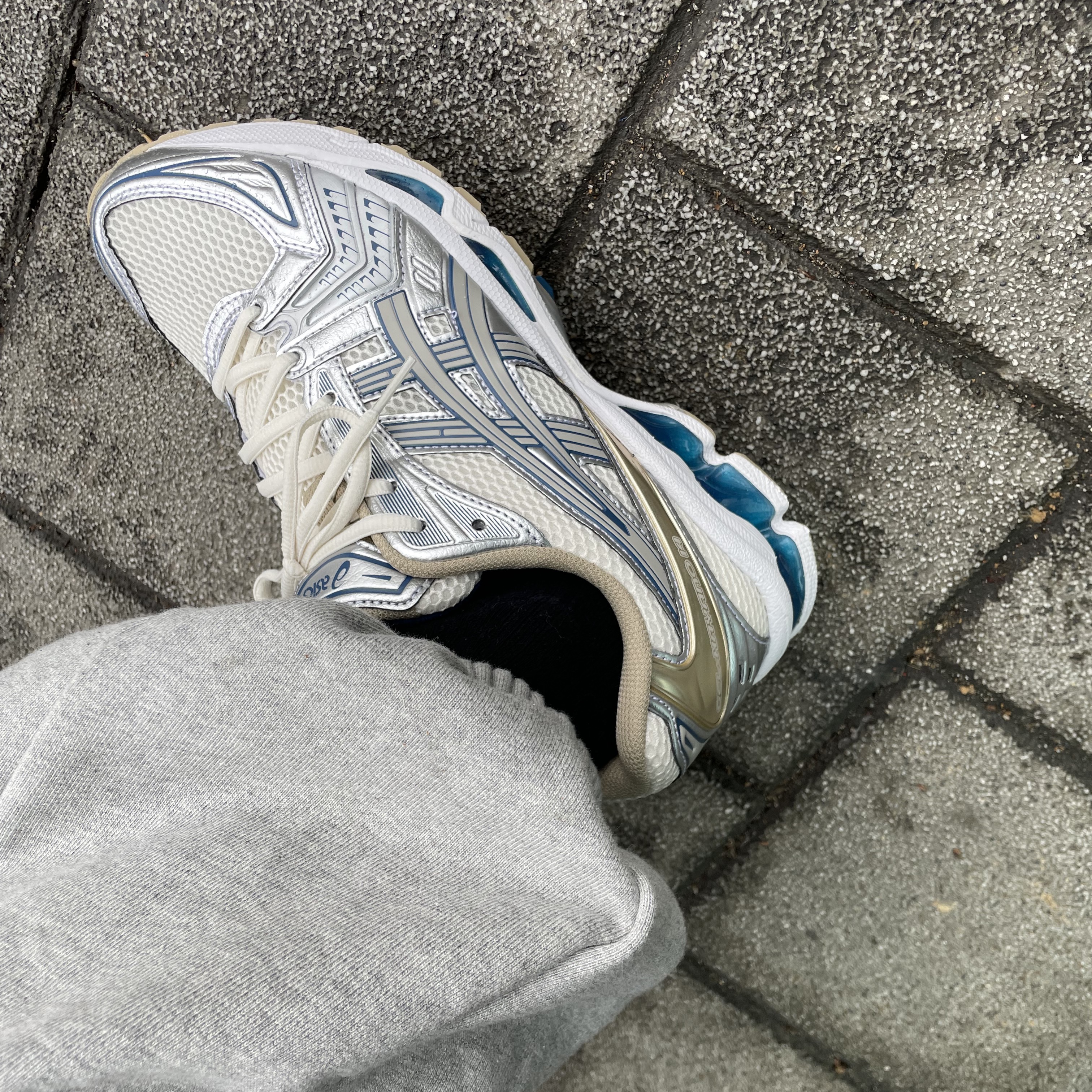 Asics Gel-Kayano 14 Cream Pure Silver 착용 스타일 - 1