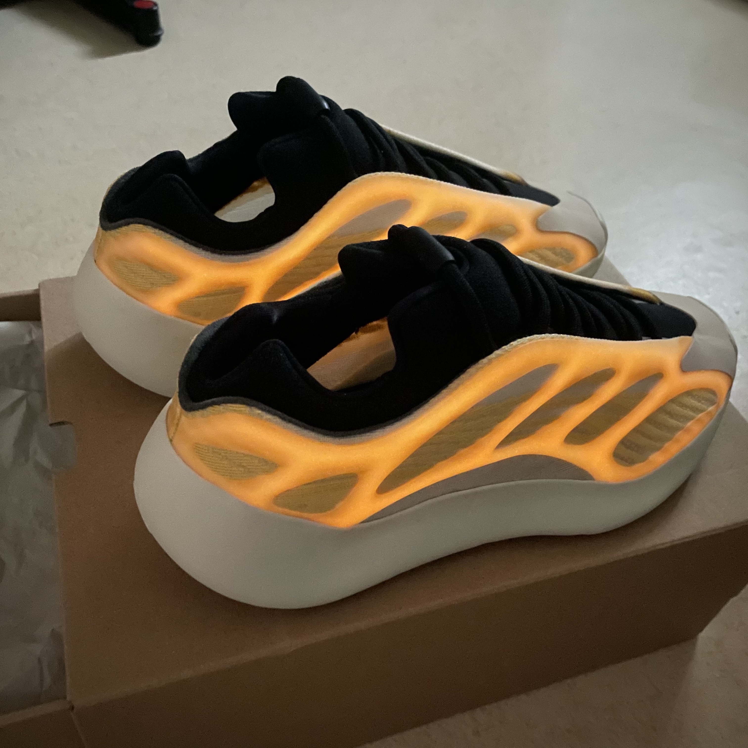 Adidas Yeezy 700 V3 Mono Safflower 착용 스타일