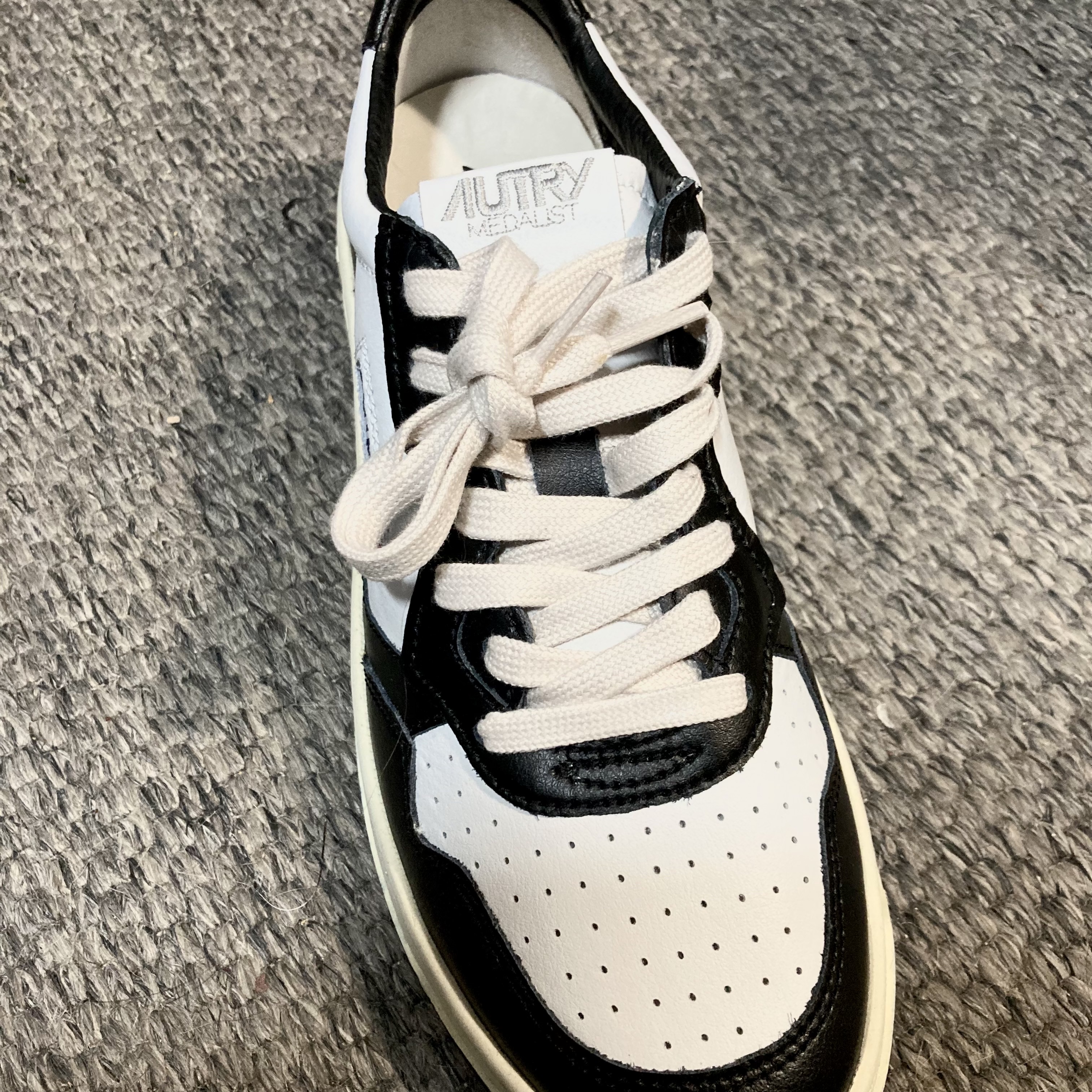 Autry Medalist Low Leather Sneakers Black White 착용 스타일