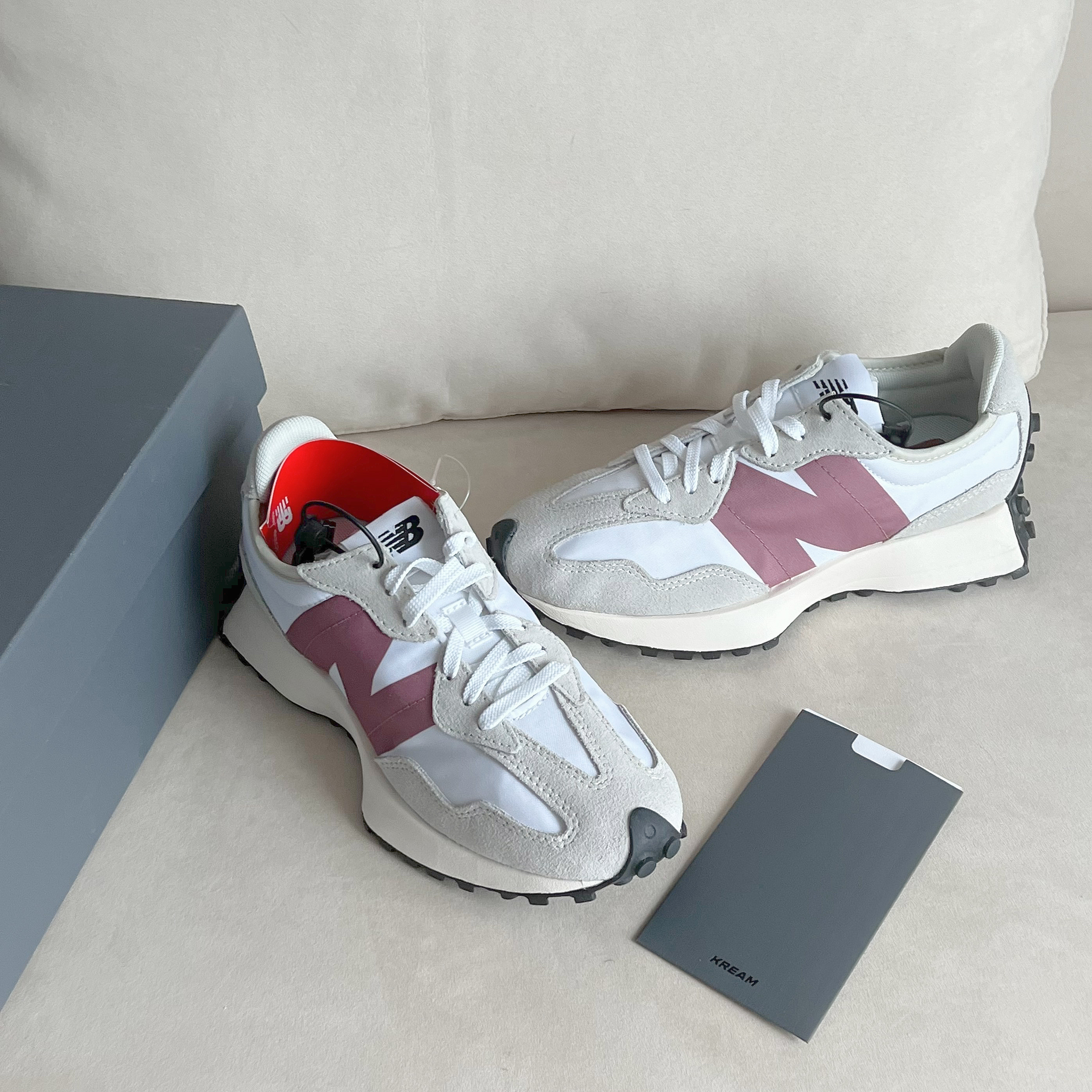 (W) New Balance 327 Gray Rose 착용 스타일 - 1