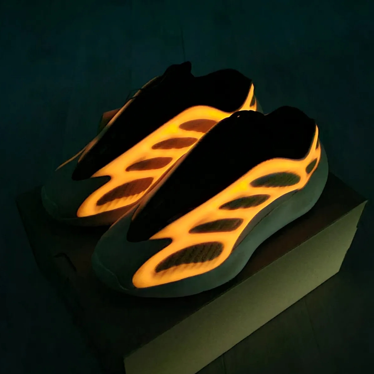 Adidas Yeezy 700 V3 Mono Safflower 착용 스타일 - 3