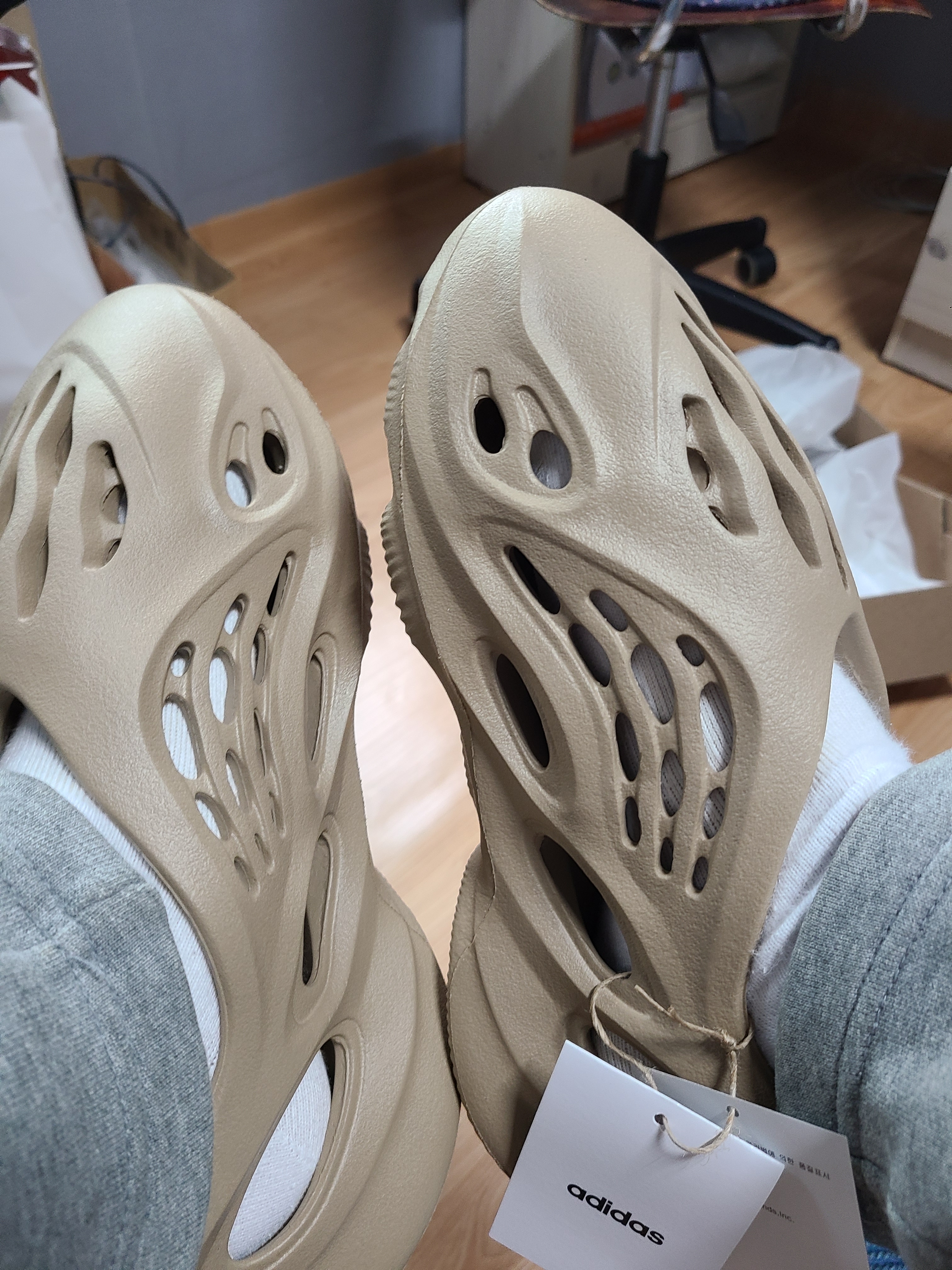 Adidas Yeezy Foam RNNR Mist 착용 스타일 - 2