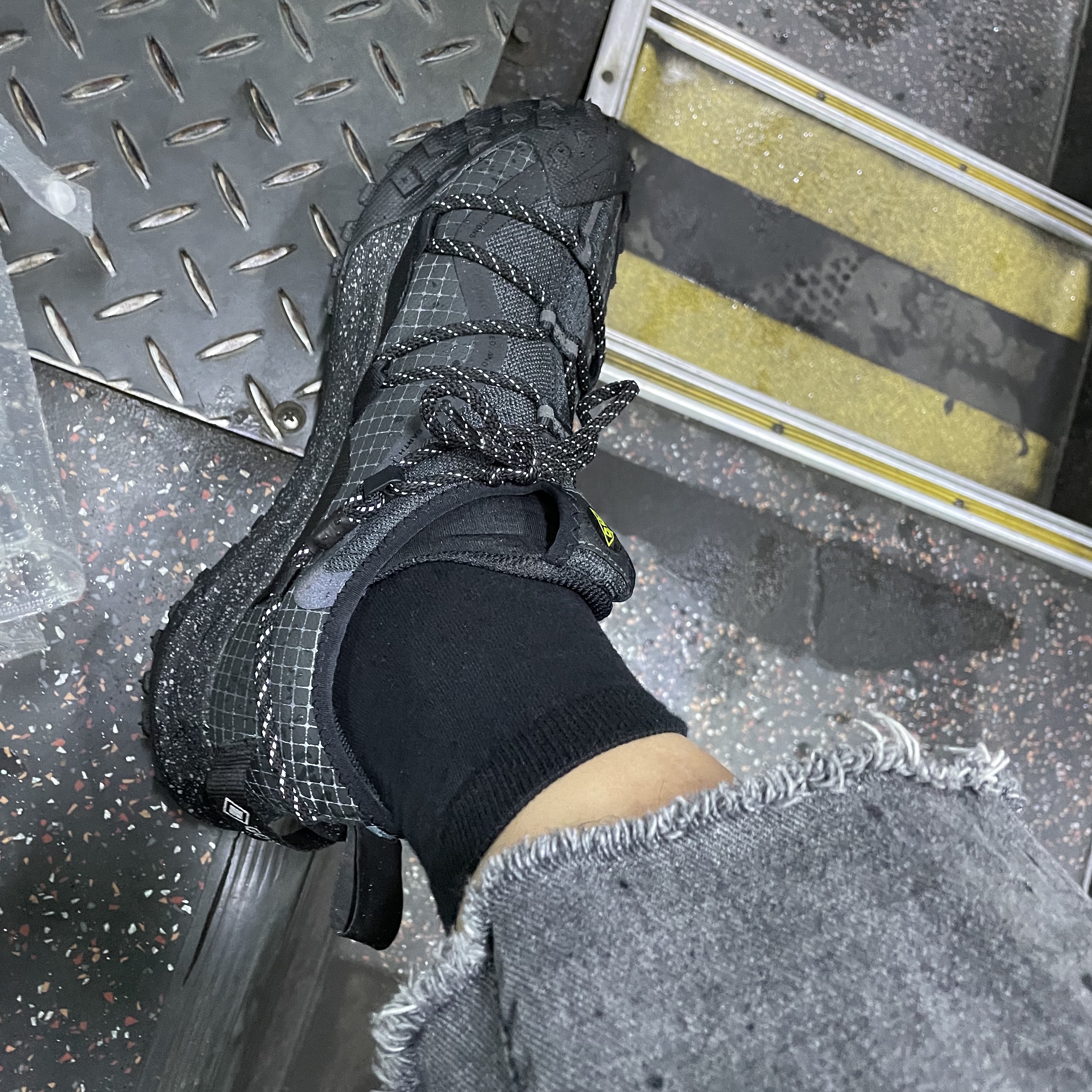 Nike ACG Mountain Fly Low Gore-Tex SE Dark Smoke Grey 착용 스타일