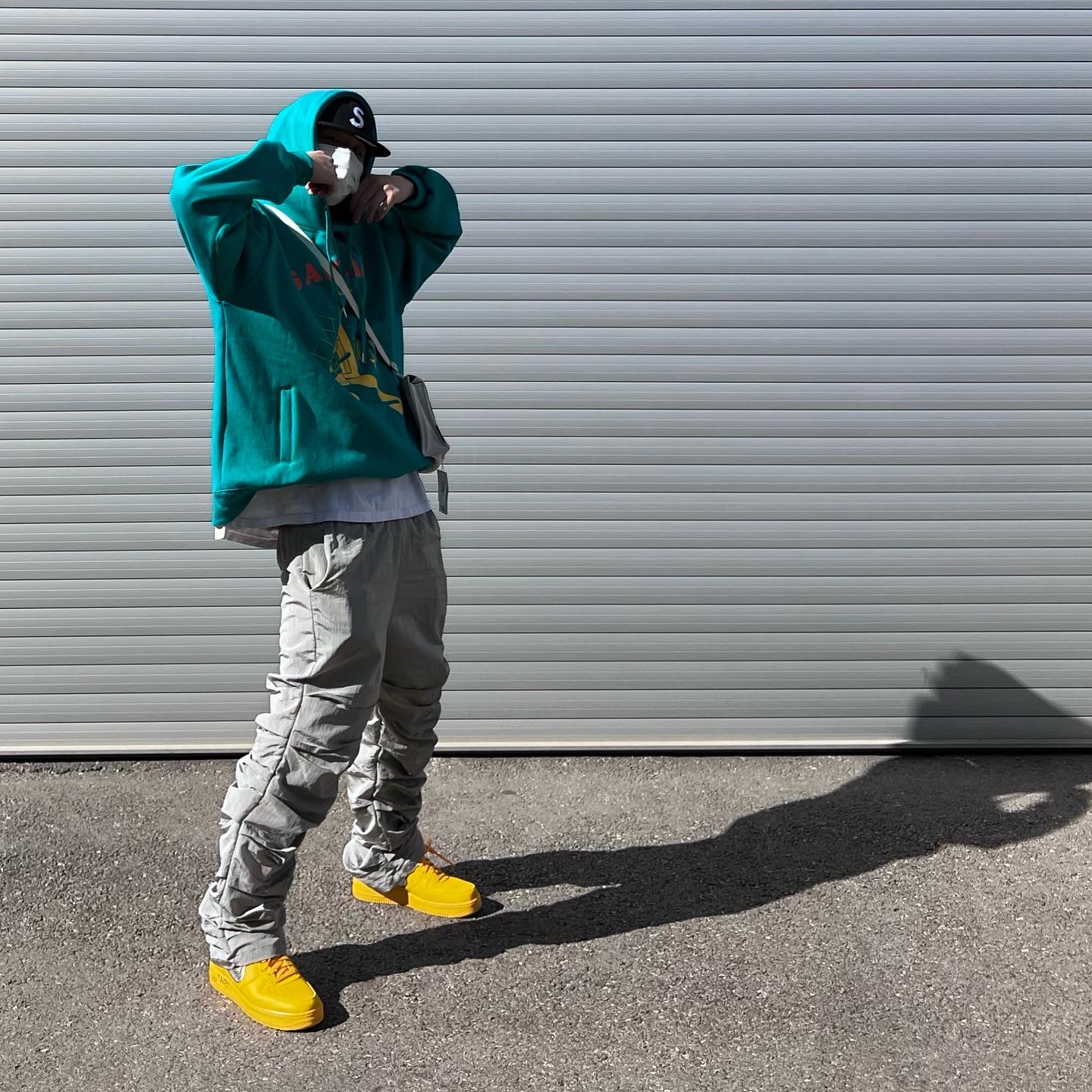 Nike x Off-White Air Force 1 '07 University Gold, Supreme Velvet S Logo 6-Panel Cap Black - 20FW 착용 스타일 - 2