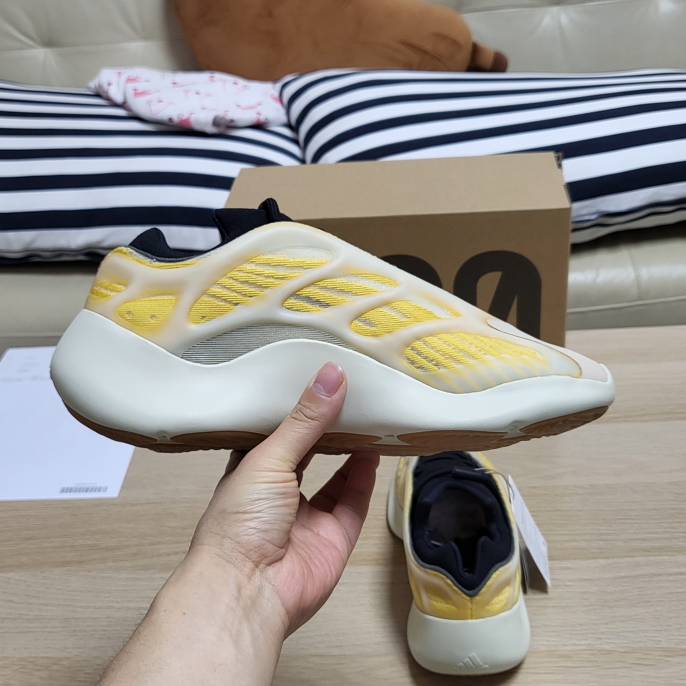 Adidas Yeezy 700 V3 Mono Safflower 착용 스타일 - 3