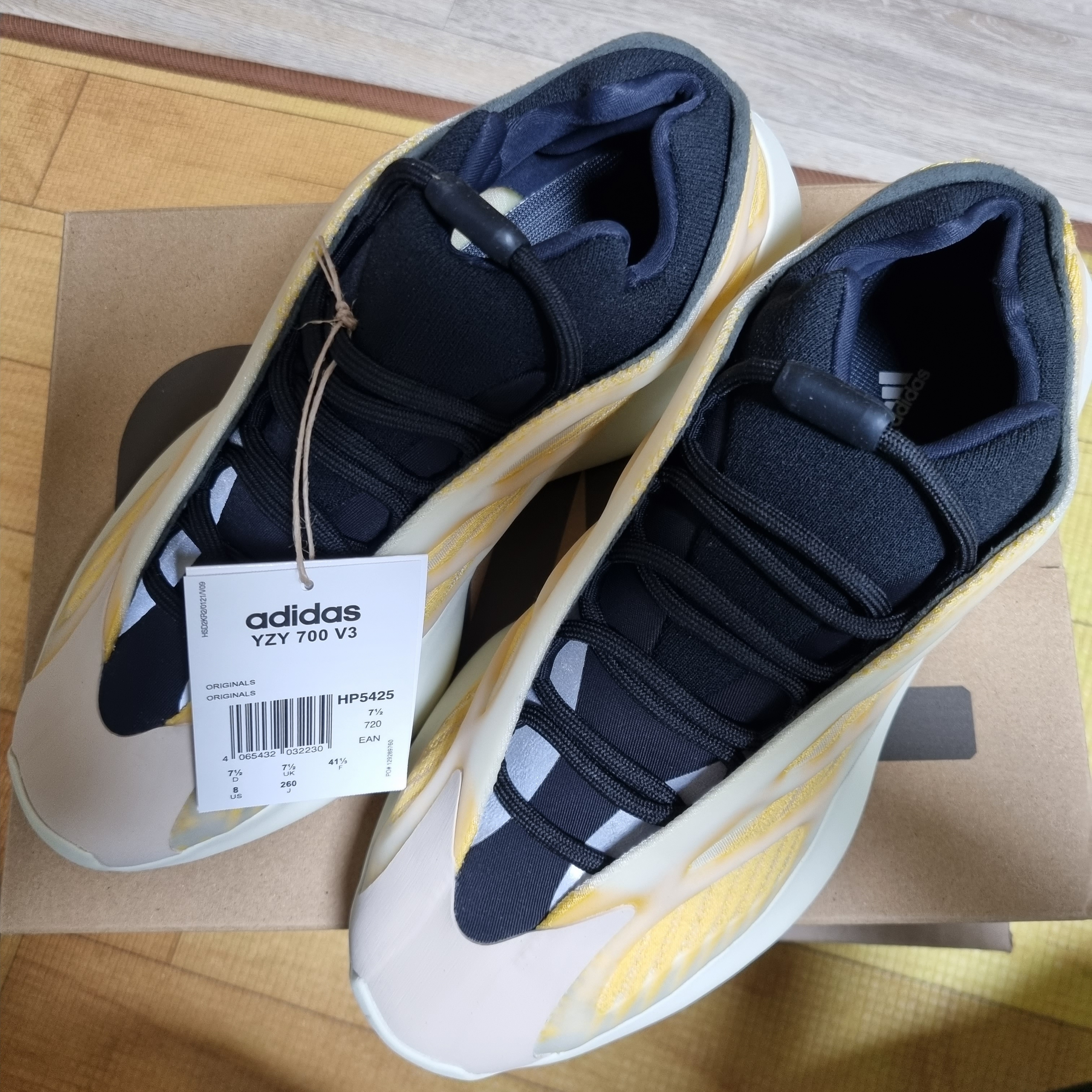 Adidas Yeezy 700 V3 Mono Safflower 착용 스타일
