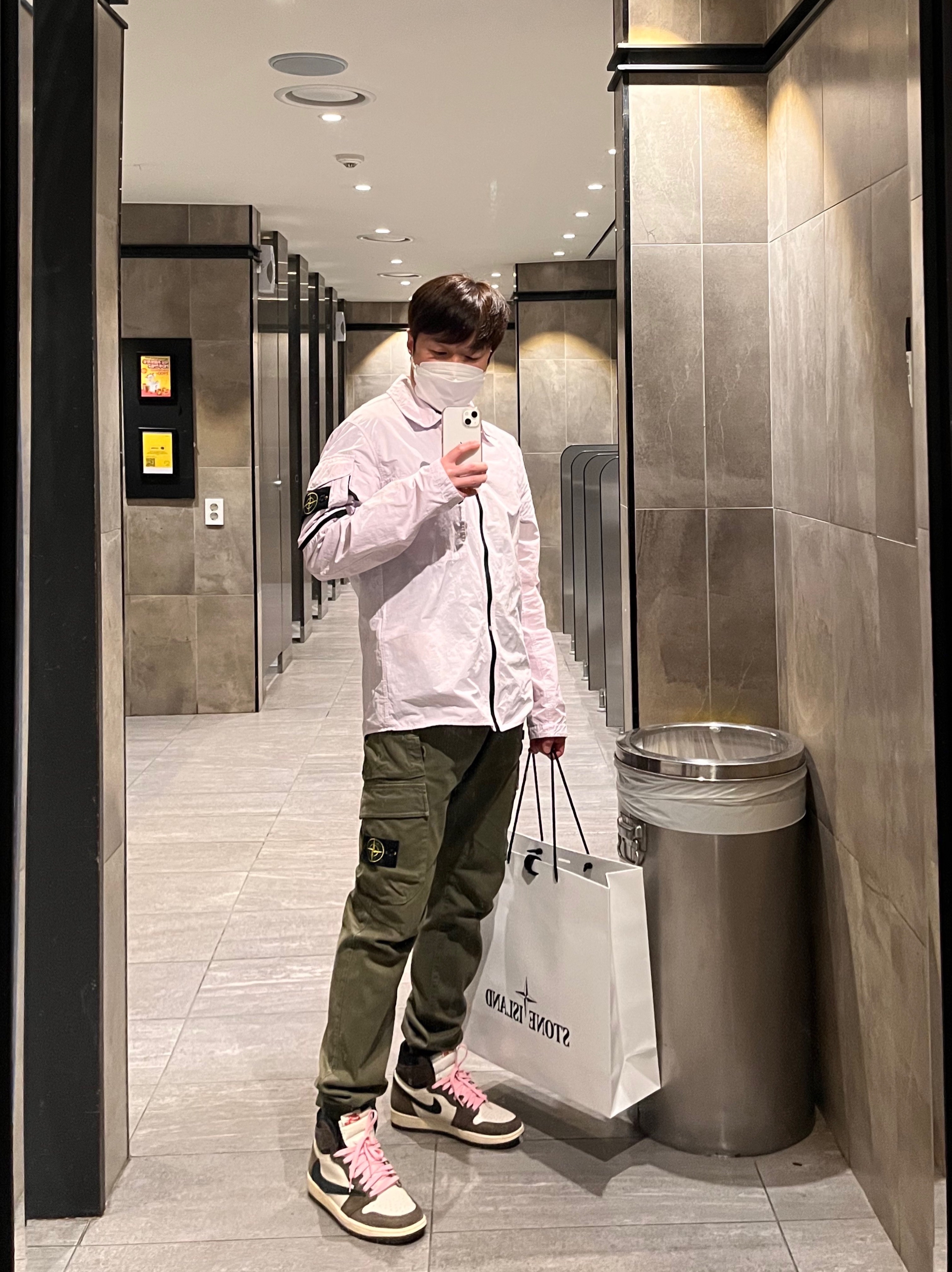 Jordan 1 x Travis Scott Retro High OG SP Mocha, Stone Island 10502 Naslan Light Garment Dyed Overshirt Rose Pink - 22SS 착용 스타일