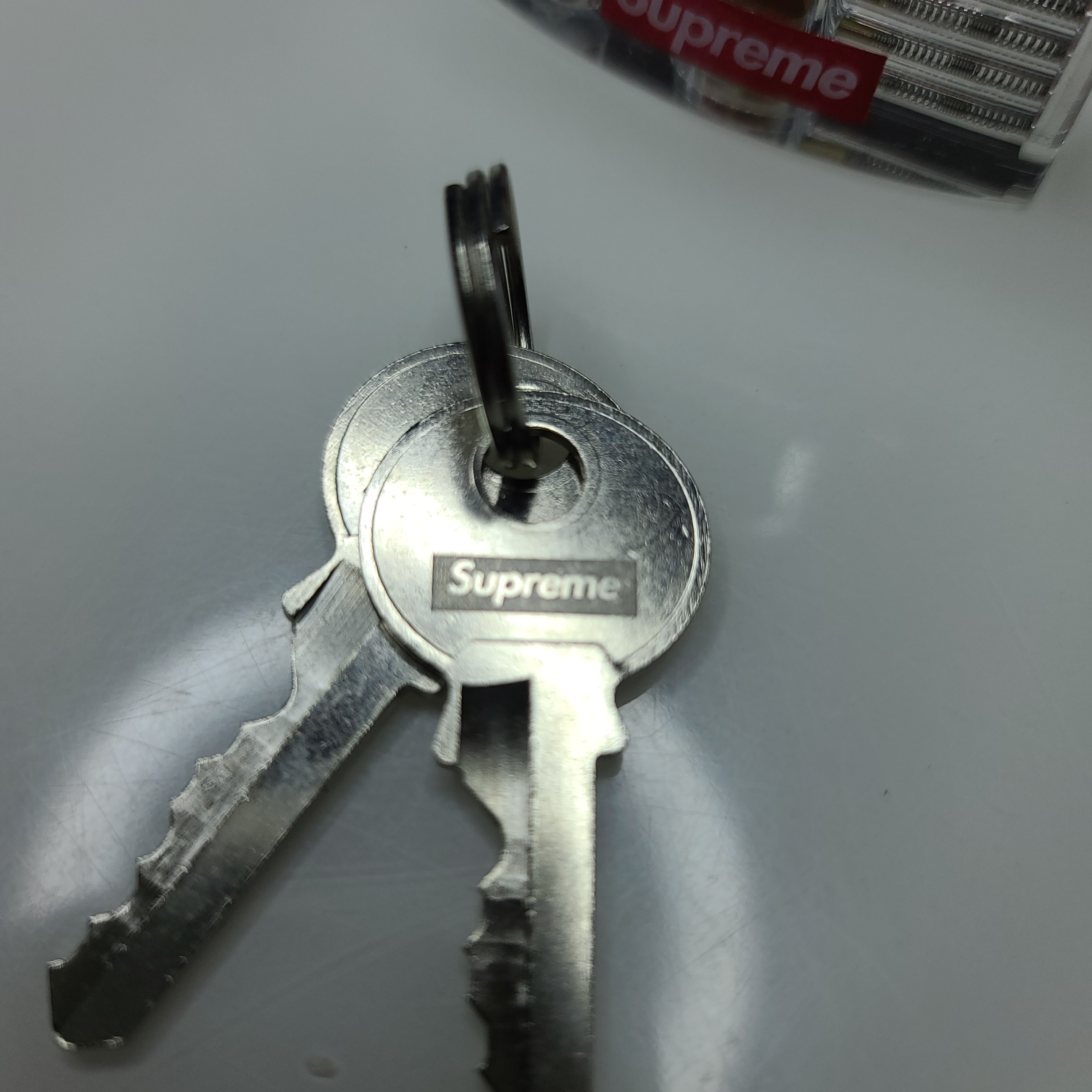 Supreme Transparent Lock - 20SS 착용 스타일 - 4