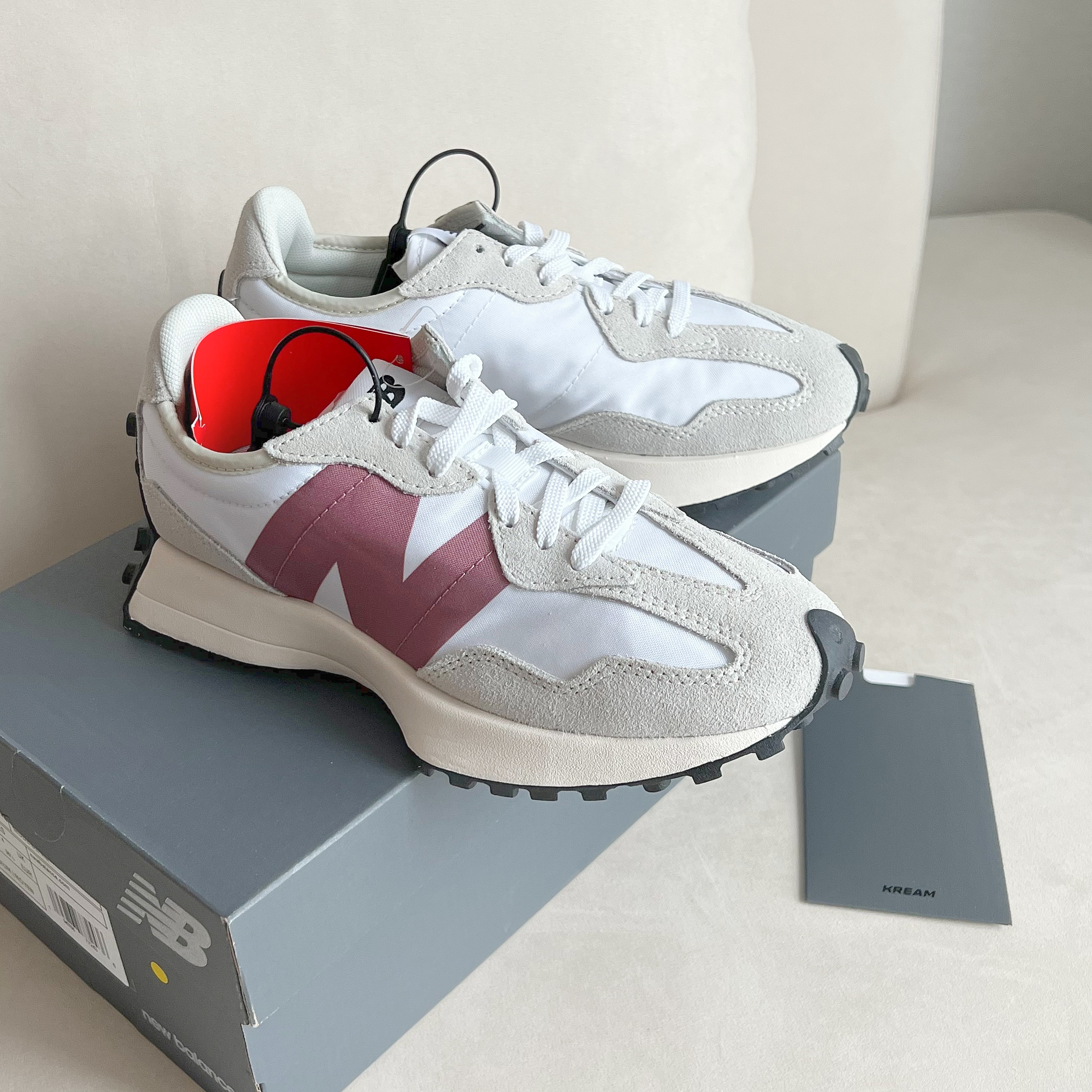 (W) New Balance 327 Gray Rose 착용 스타일 - 2