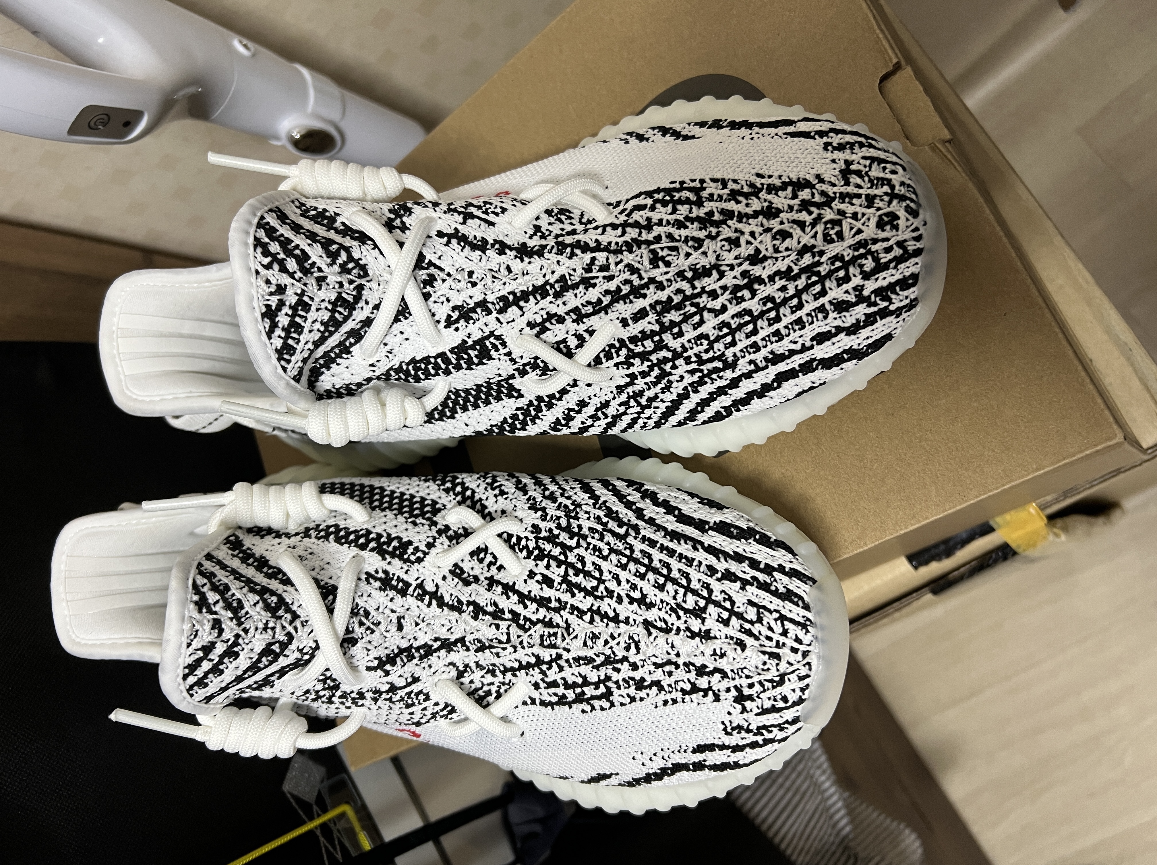 Adidas Yeezy Boost 350 V2 Zebra 2017/2019/2020 착용 스타일 - 1