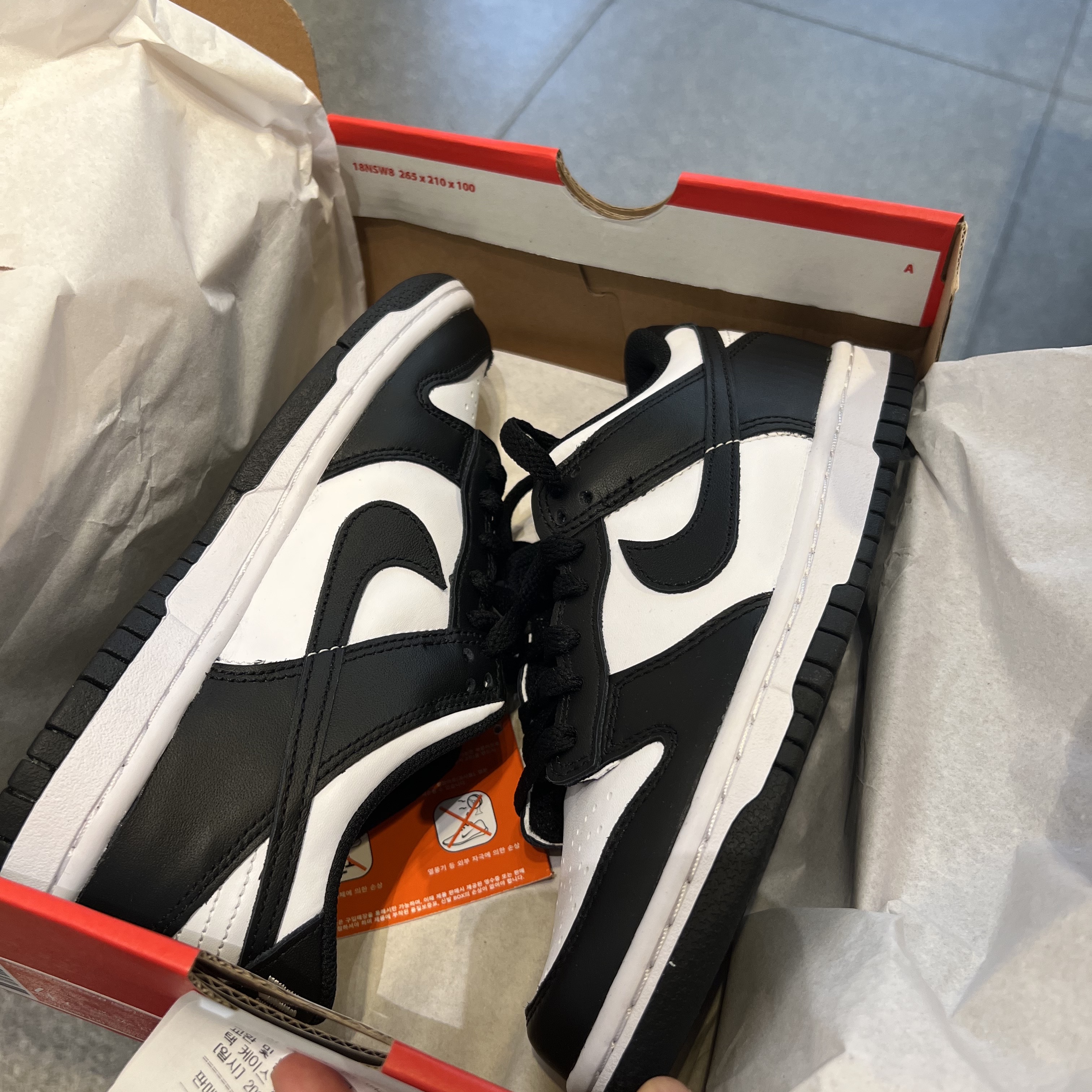 (GS) Nike Dunk Low Black, (W) Nike Dunk Low Disrupt 2 Phantom University Blue 착용 스타일 - 2