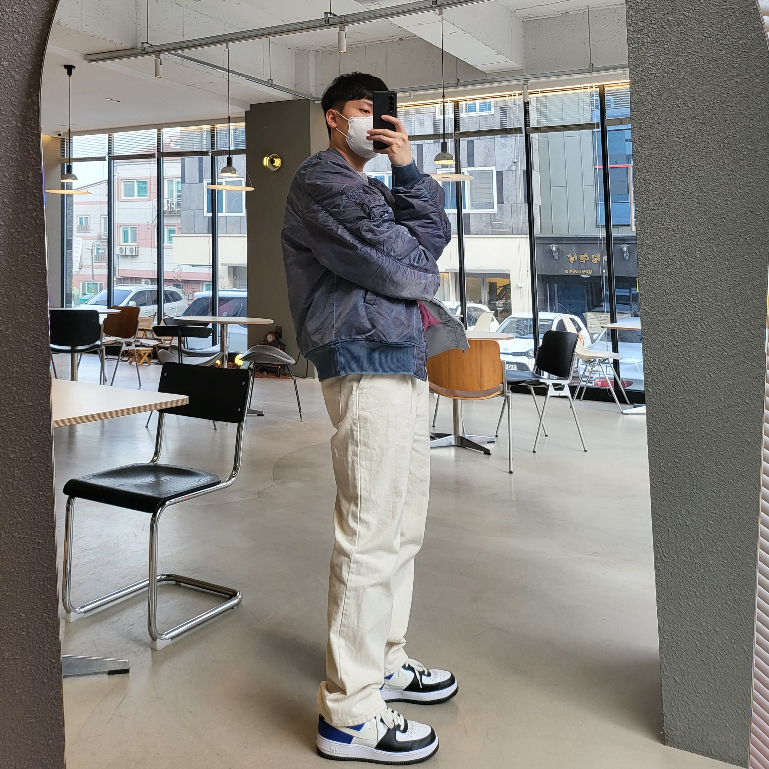 Stussy Dyed Nylon Bomber Navy, Nike Air Force 1 '07 Low White 착용 스타일