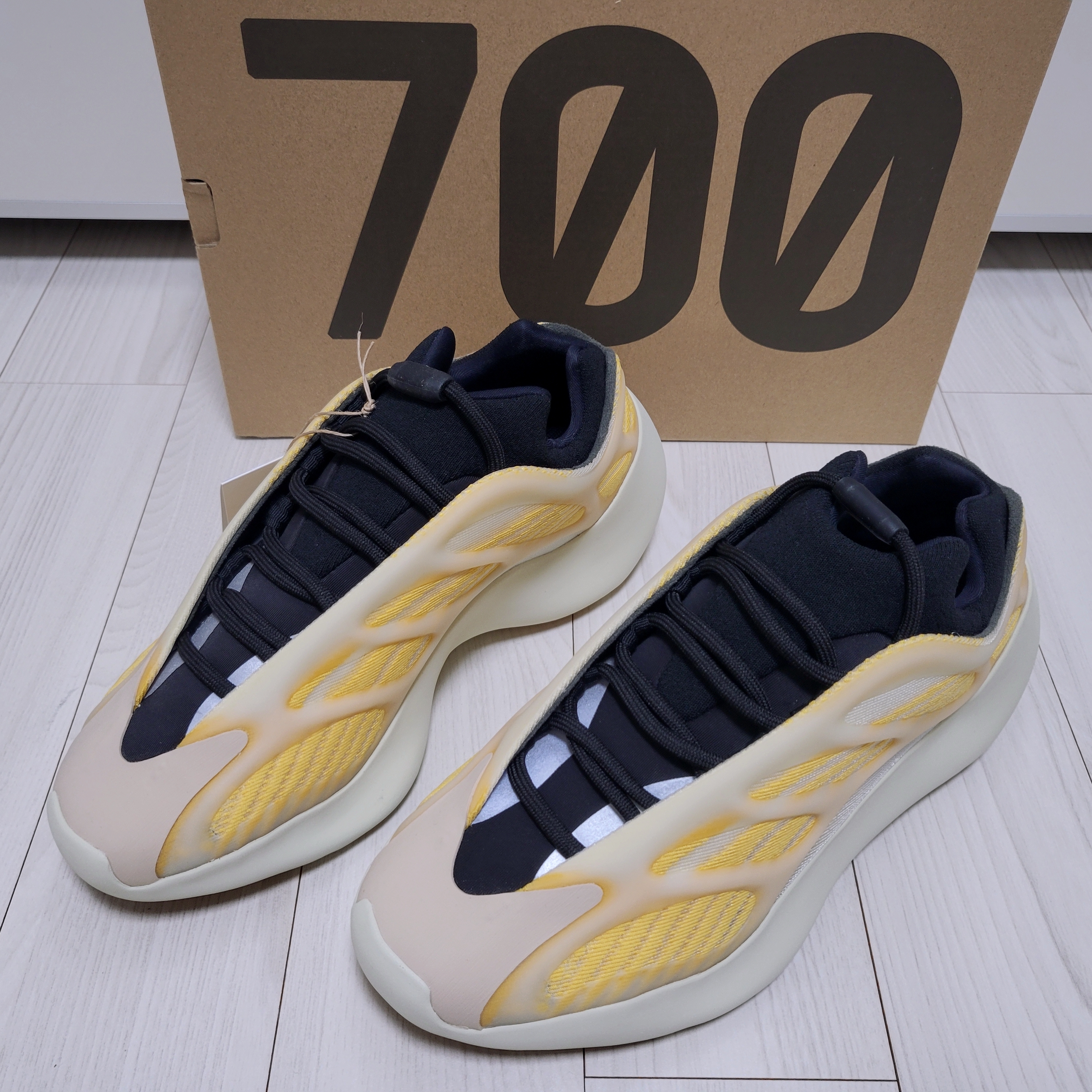 Adidas Yeezy 700 V3 Mono Safflower 착용 스타일 - 2