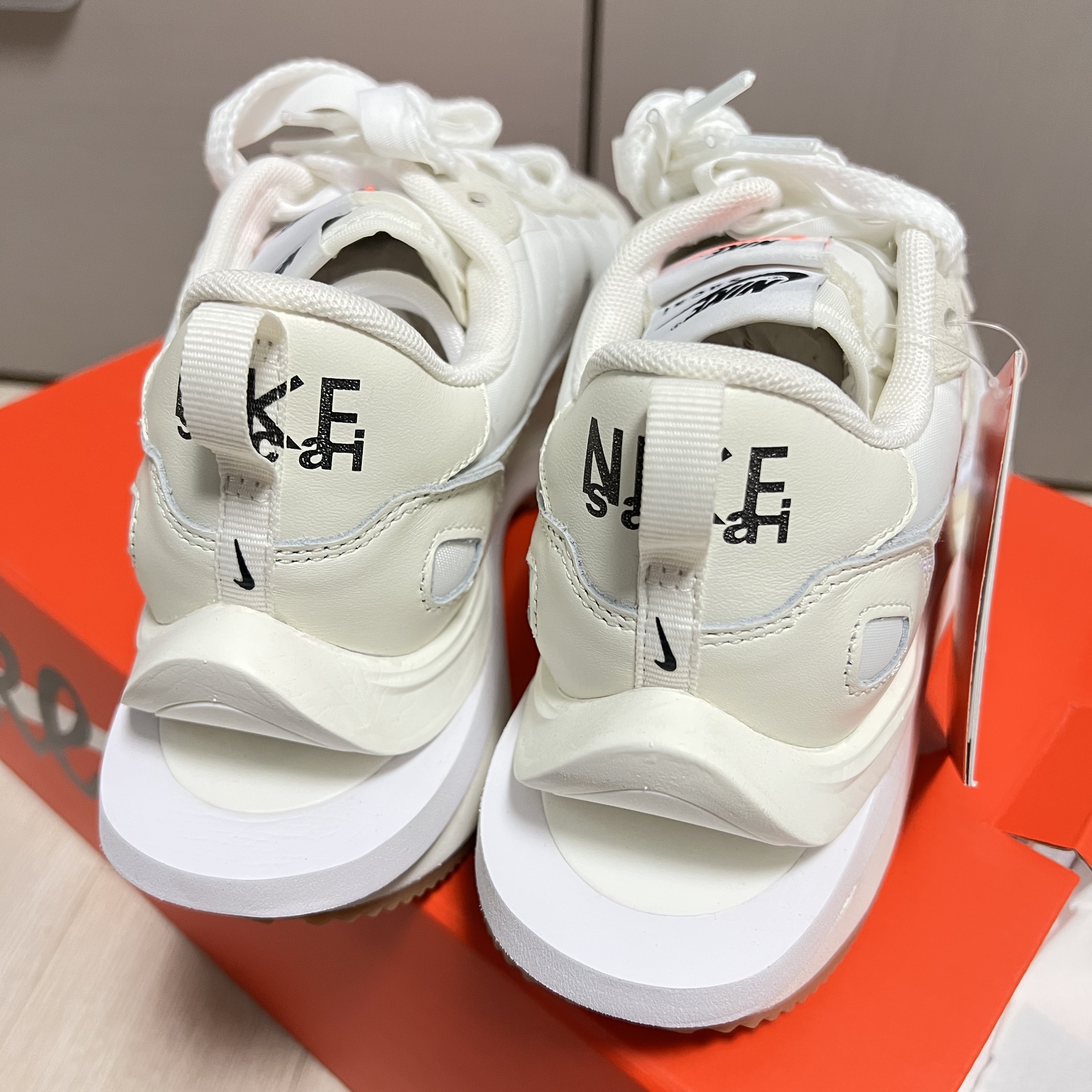 Nike x Sacai VaporWaffle White and Gum 착용 스타일 - 4