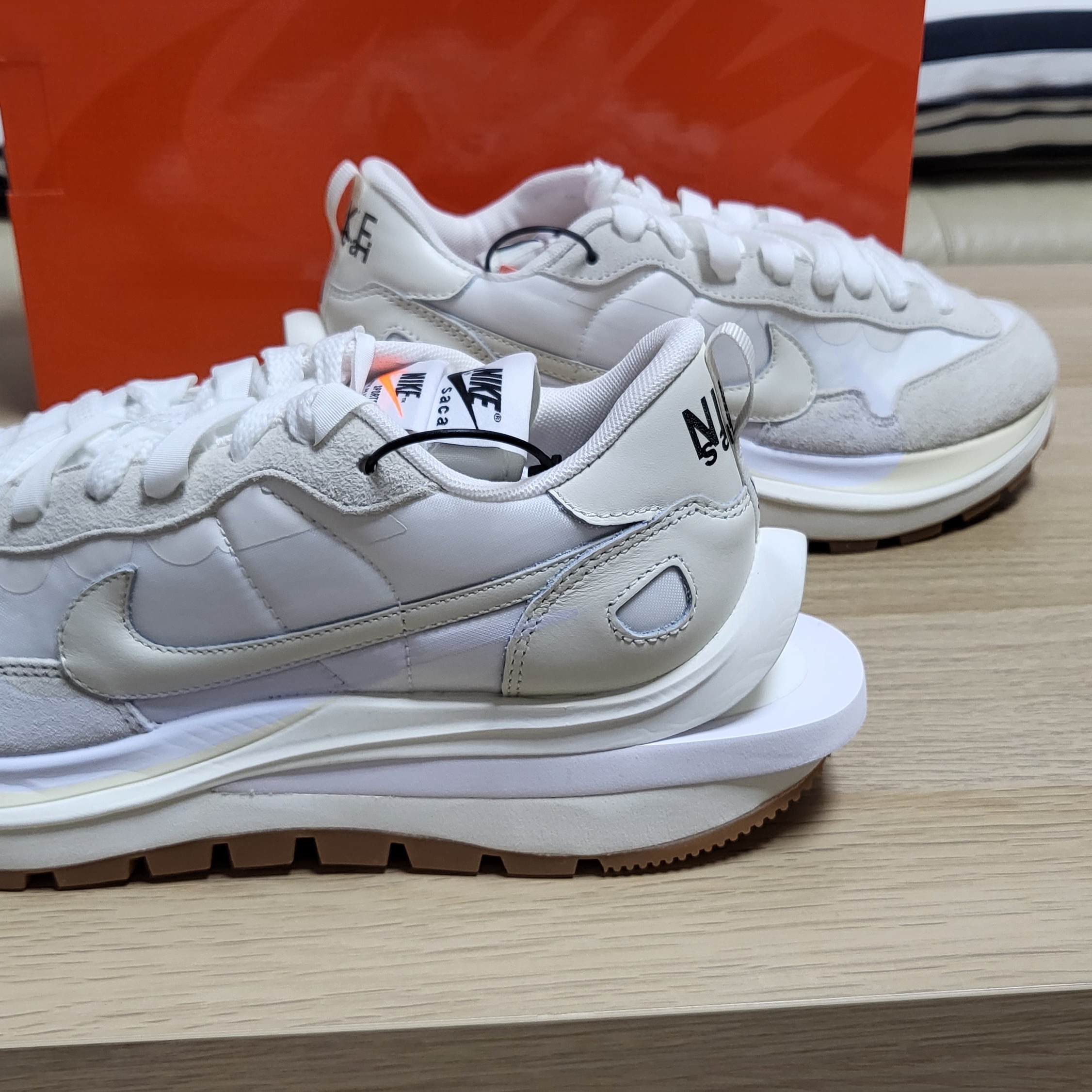 Nike x Sacai VaporWaffle White and Gum 착용 스타일 - 4