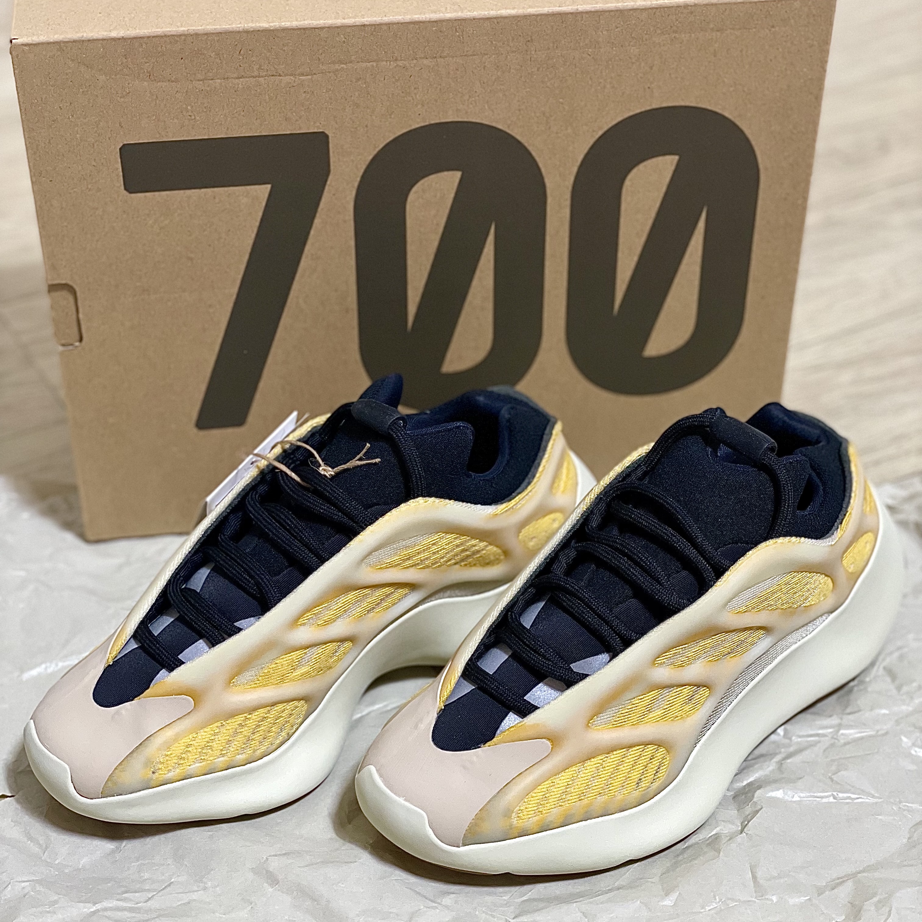 Adidas Yeezy 700 V3 Mono Safflower 착용 스타일