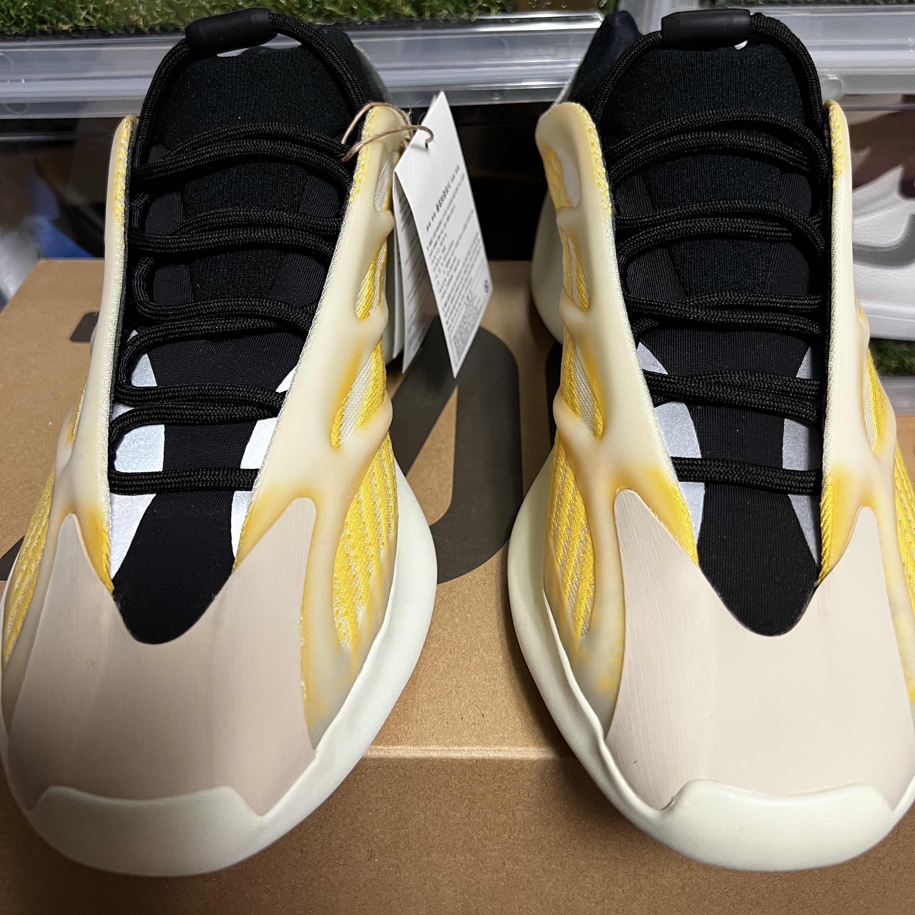 Adidas Yeezy 700 V3 Mono Safflower 착용 스타일 - 2