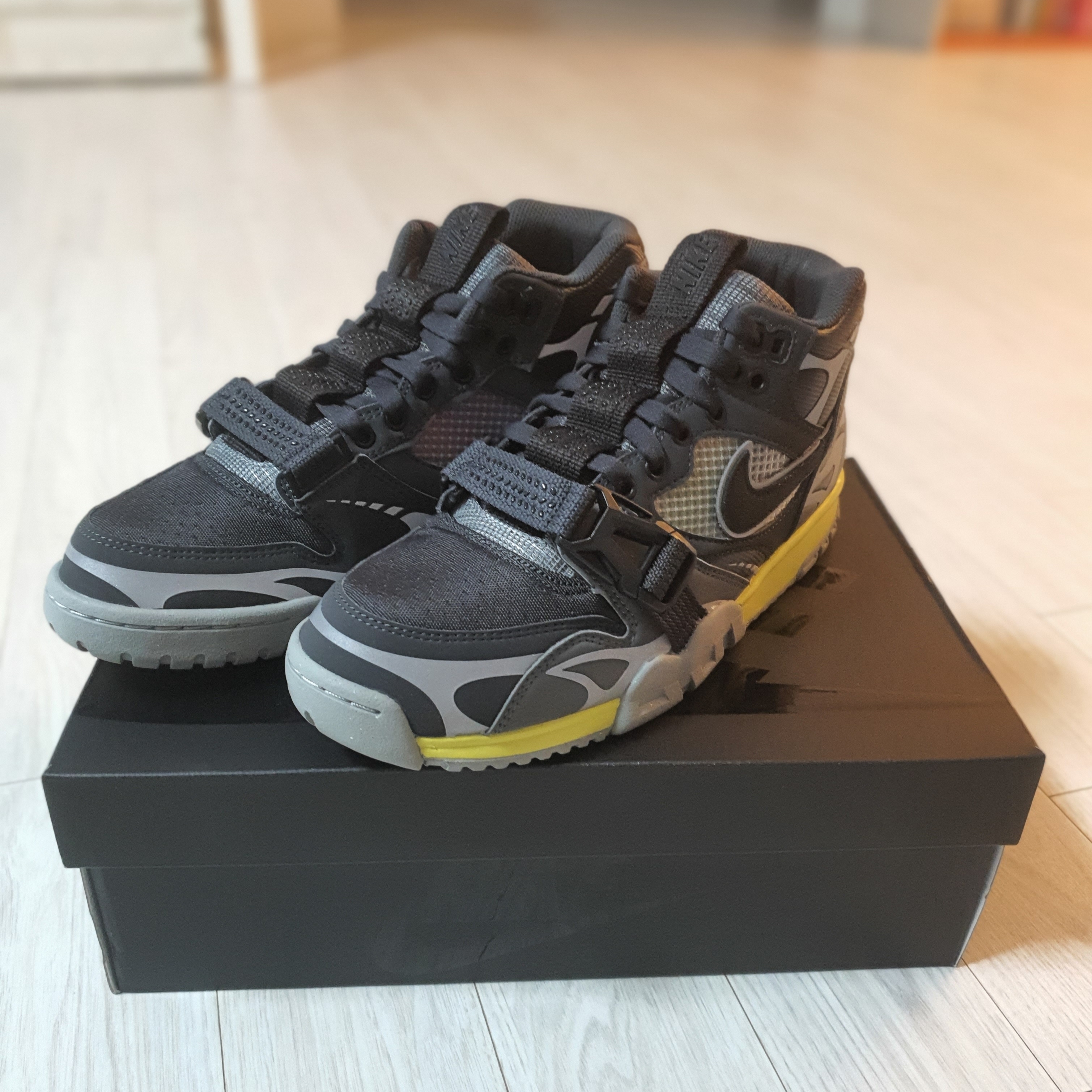 Nike Air Trainer 1 SP Dark Smoke Grey 착용 스타일