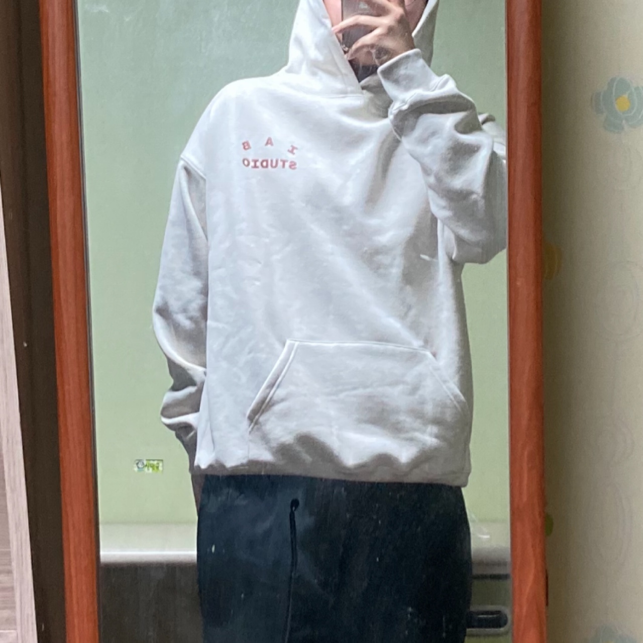 IAB Studio Hoodie Oatmeal Burgundy 착용 스타일 - 2