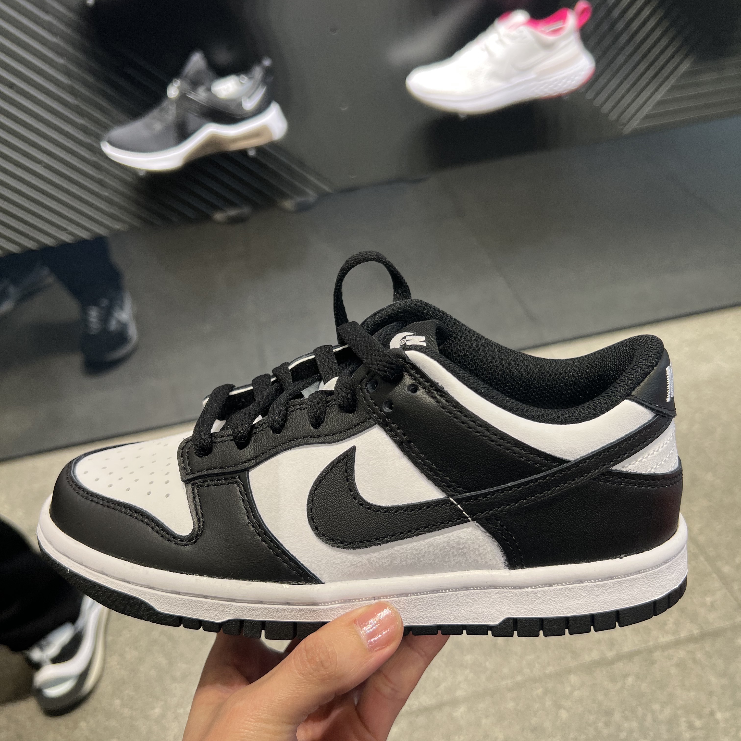 (GS) Nike Dunk Low Black, (W) Nike Dunk Low Disrupt 2 Phantom University Blue 착용 스타일 - 1