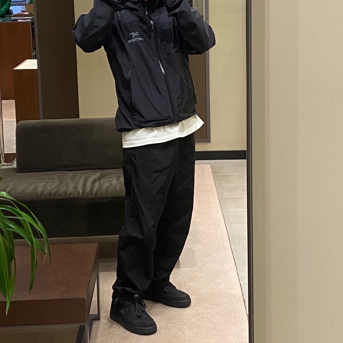 Arc'teryx Zeta SL Jacket Black, Nike x Stussy Air Force 1 Low Triple Black 착용 스타일 - 1