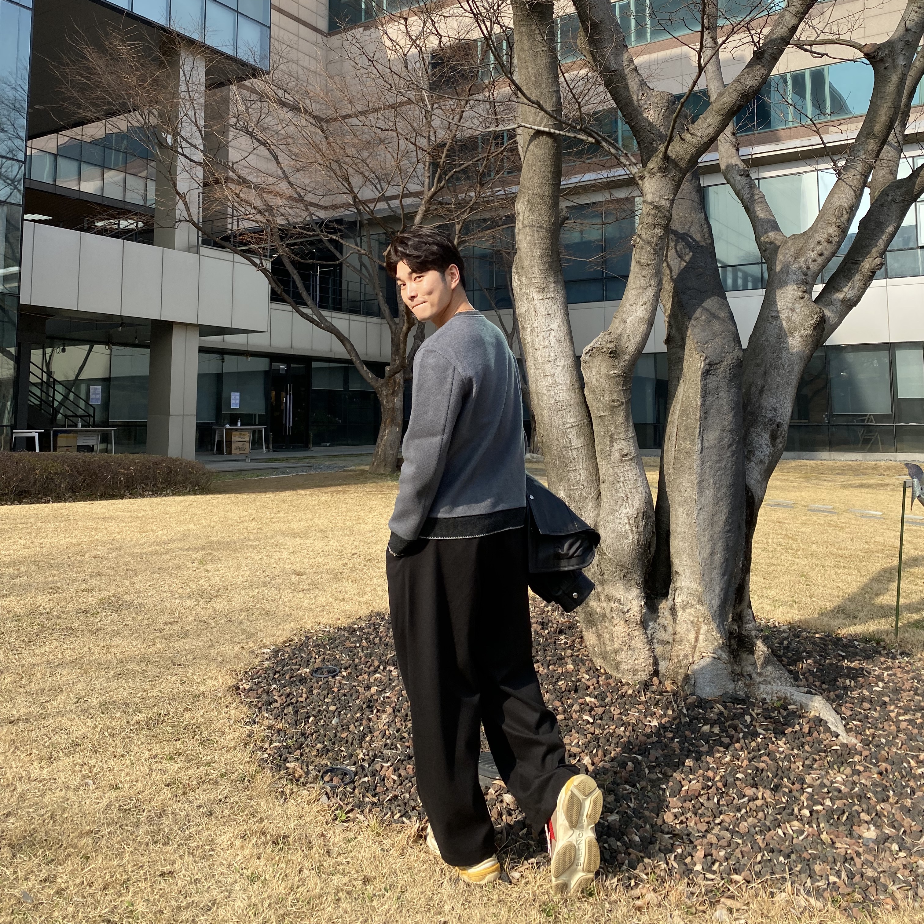 Balenciaga Triple S Grey Red Blue 2018 Reissue 착용 스타일 - 2