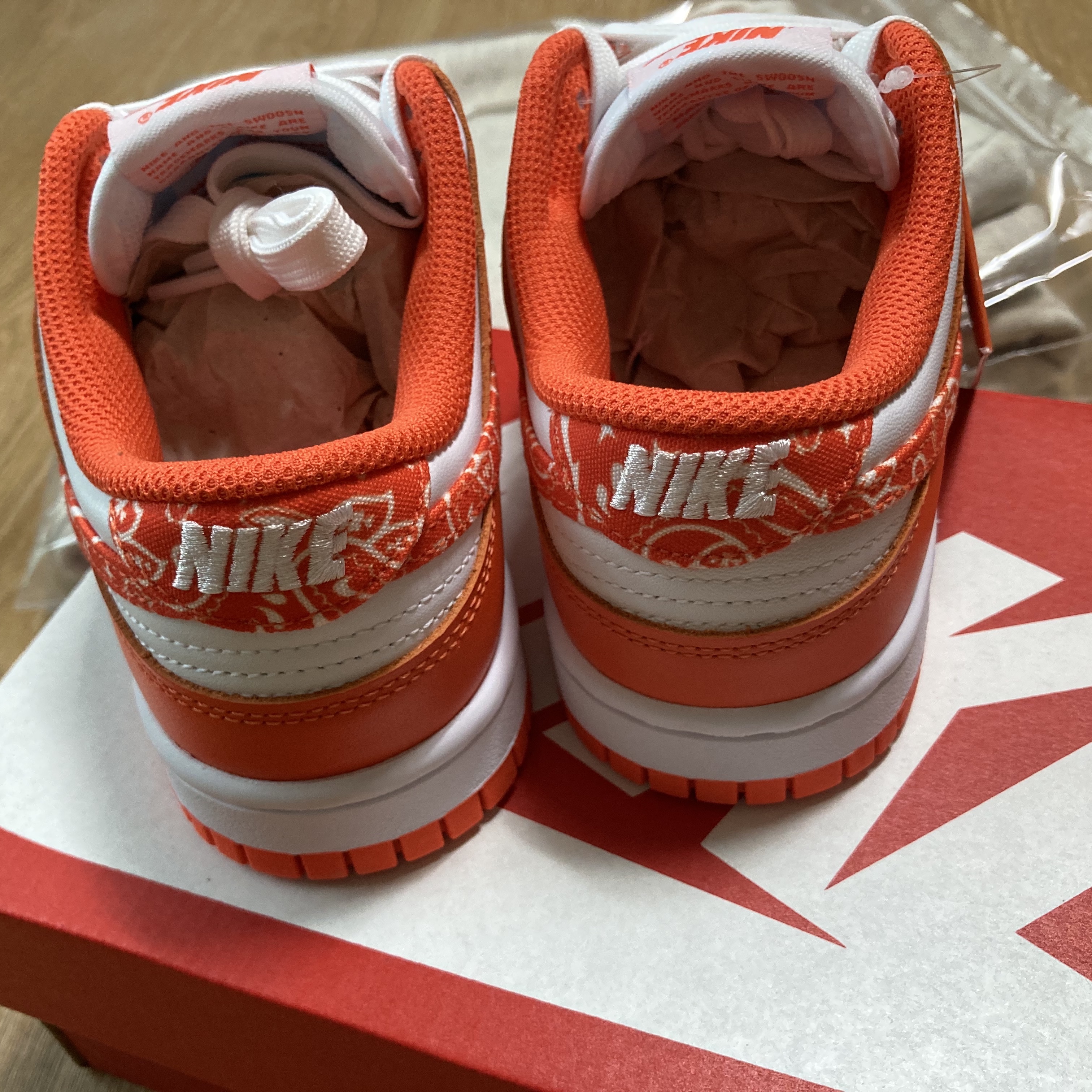 (W) Nike Dunk Low Essential Orange Paisley 착용 스타일 - 2