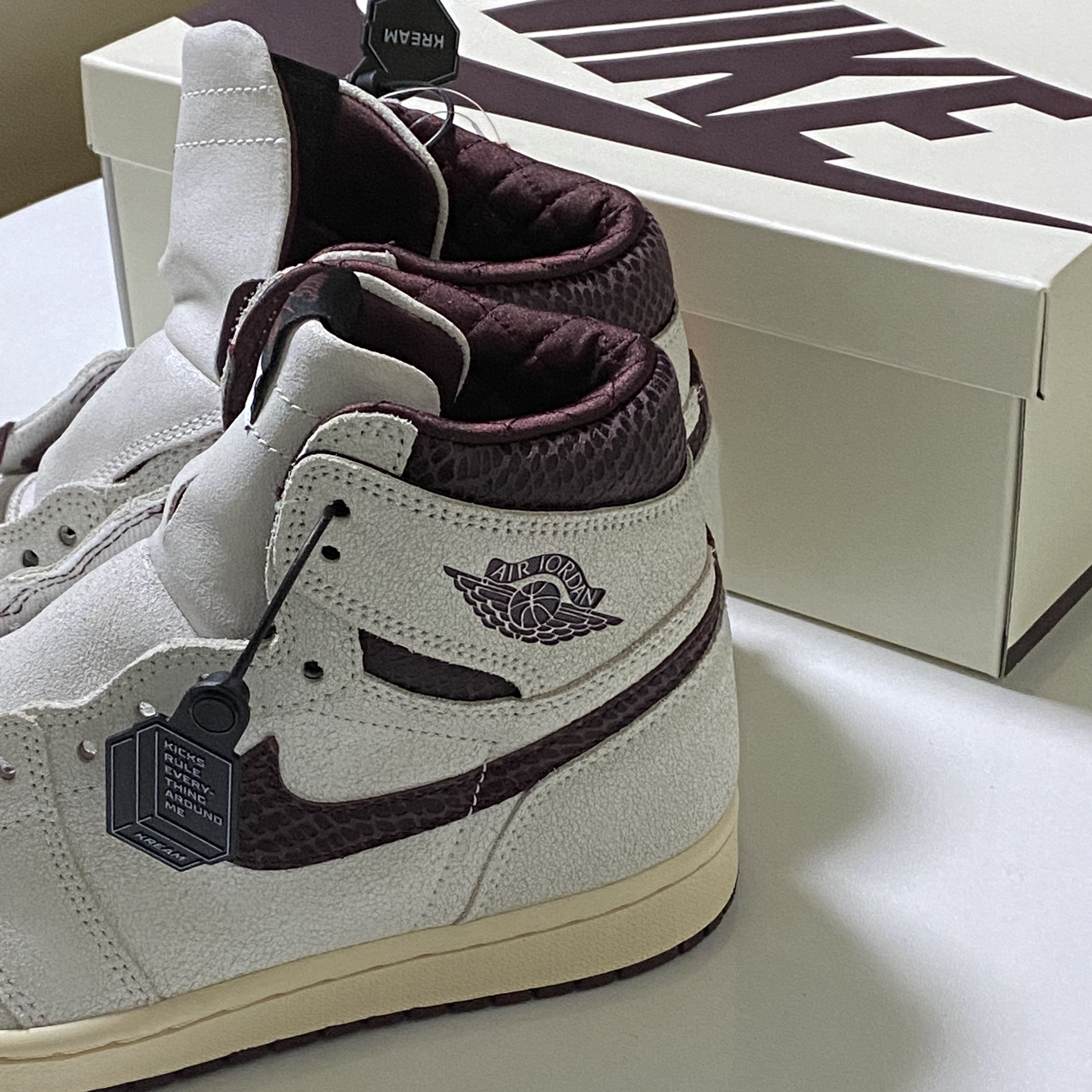 Jordan 1 x A Ma Maniere Retro High OG SP Sail and Burgundy 착용 스타일 - 1