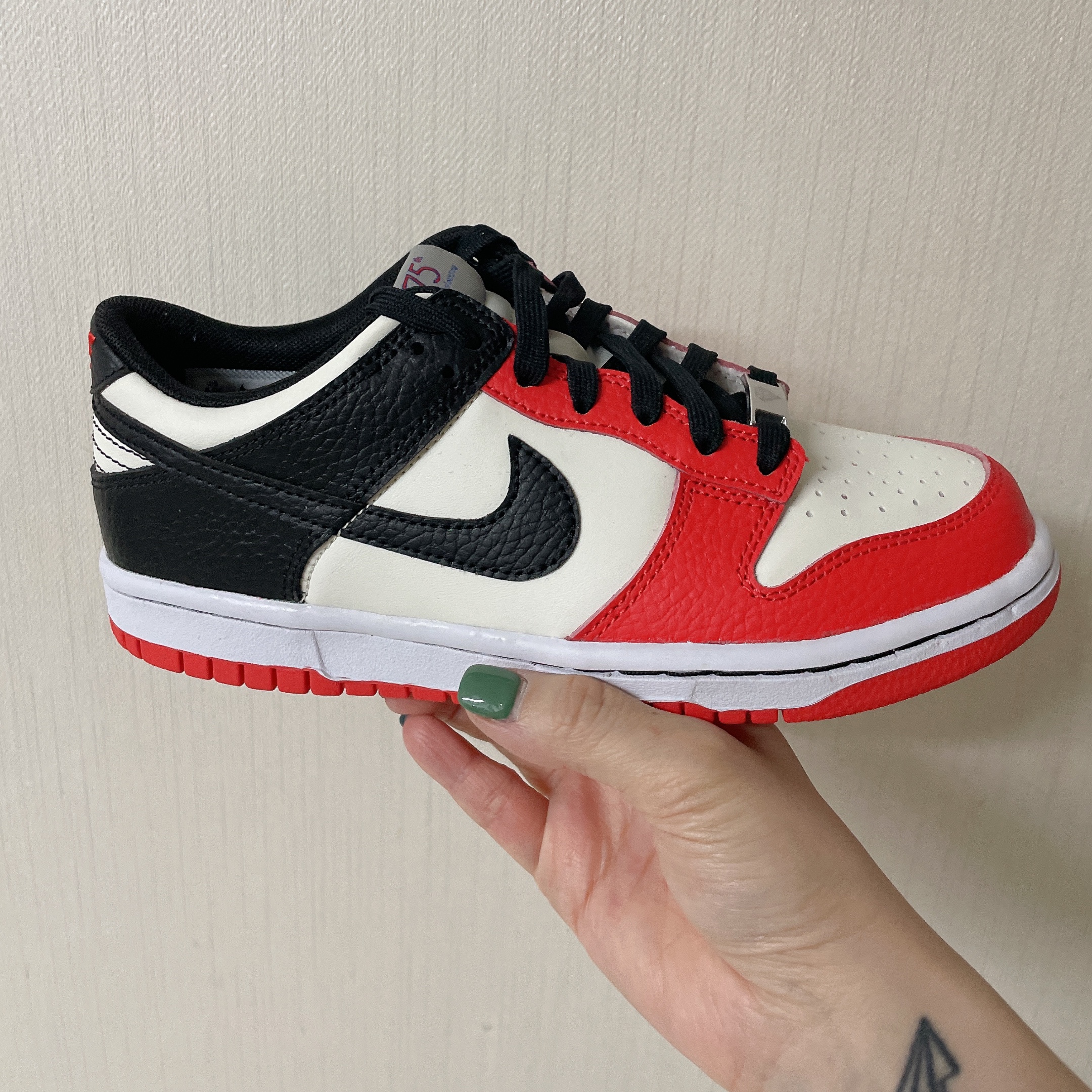 (GS) Nike x NBA Dunk Low Black and Chile Red 착용 스타일 - 2