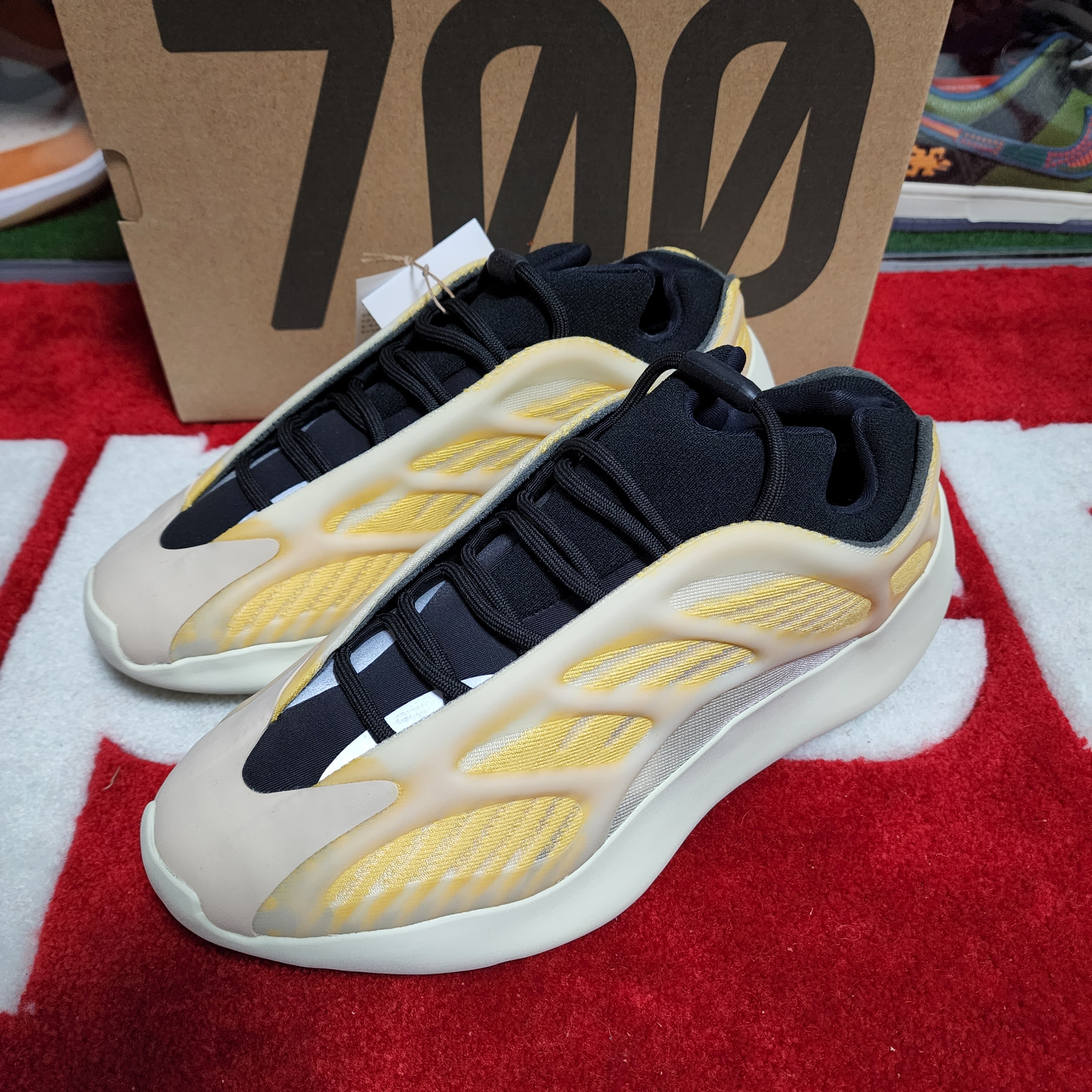 Adidas Yeezy 700 V3 Mono Safflower 착용 스타일 - 2